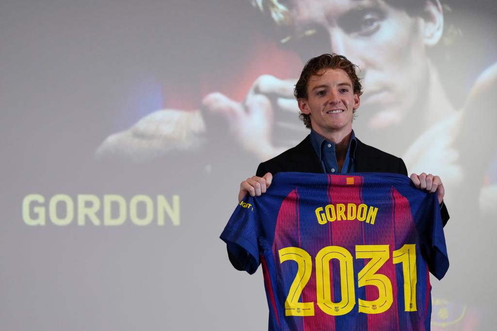 Anthony Gordon, nuevo futbolista fichado por el Barcelona, posa con su camiseta durante su presentación oficial en Barcelona, España, el viernes 29 de mayo de 2026. (Foto AP/Joan Mateu)