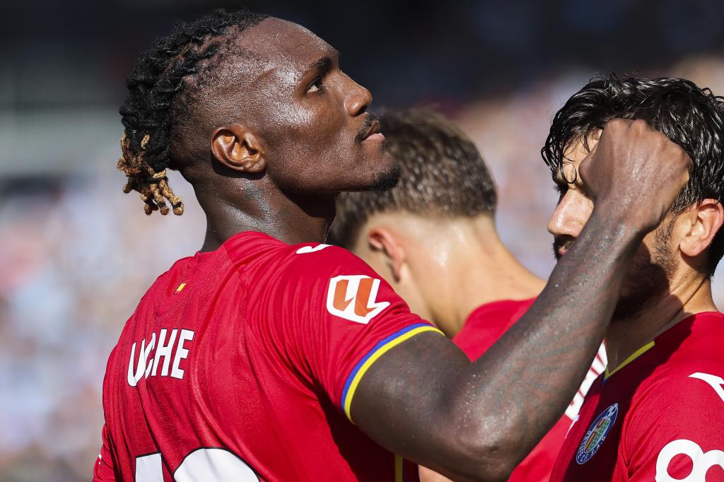 VIGO, 17/08/2025.- El delantero nigeriano del Getafe Christantus Uche celebra con sus compañeros su gol ante el Celta de Vigo durante el partido de LaLiga disputado este domingo en el estadio de Balaídos de Vigo. EFE/Salvador SAS
