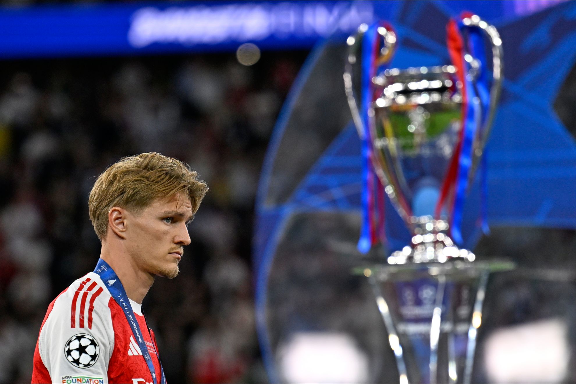 Martin Odegaard pasa por delante de la Champions