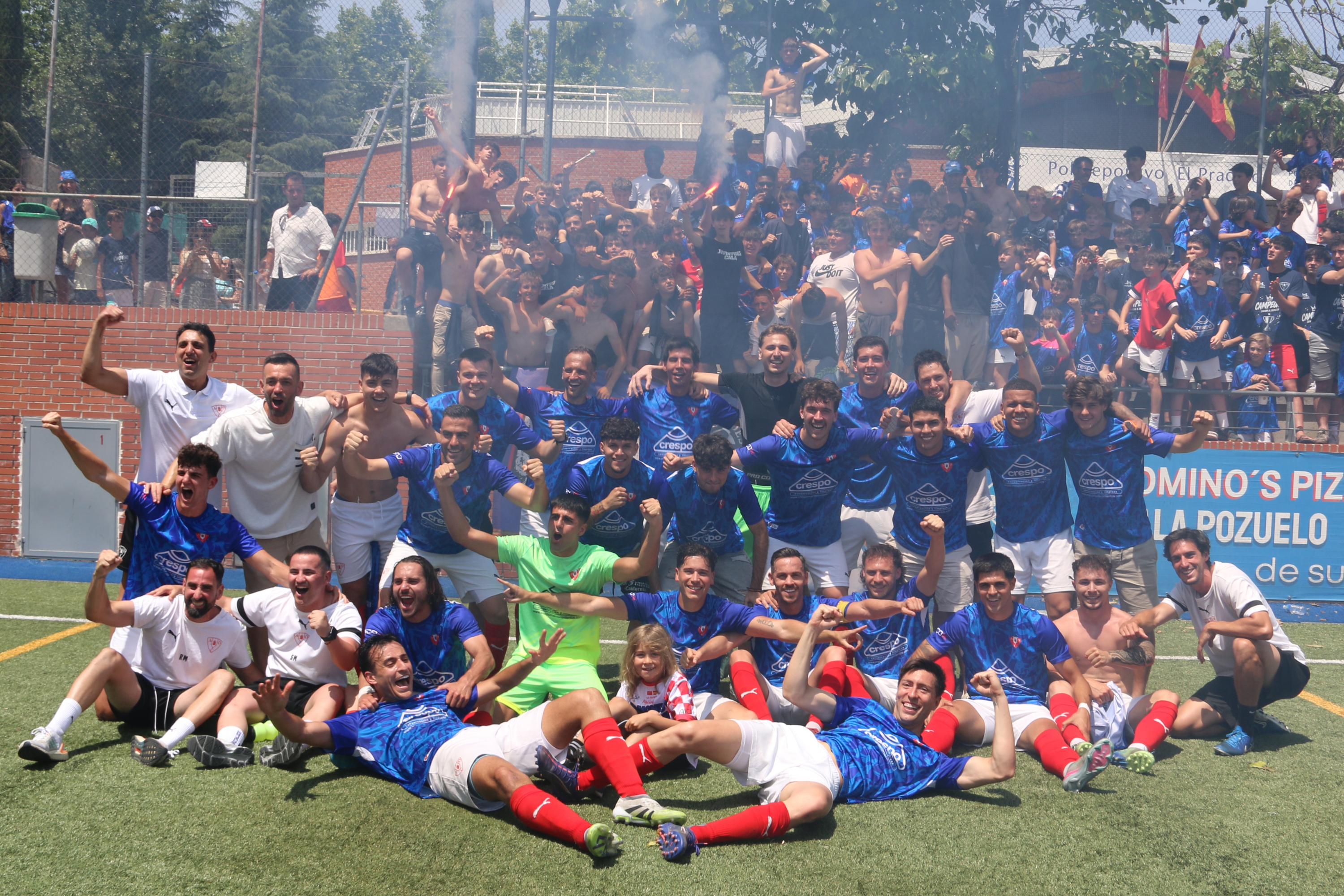 La plantilla del Cala Pozuelo festeja el retorno a Tercera RFEF a una jornada del final de Liga.
