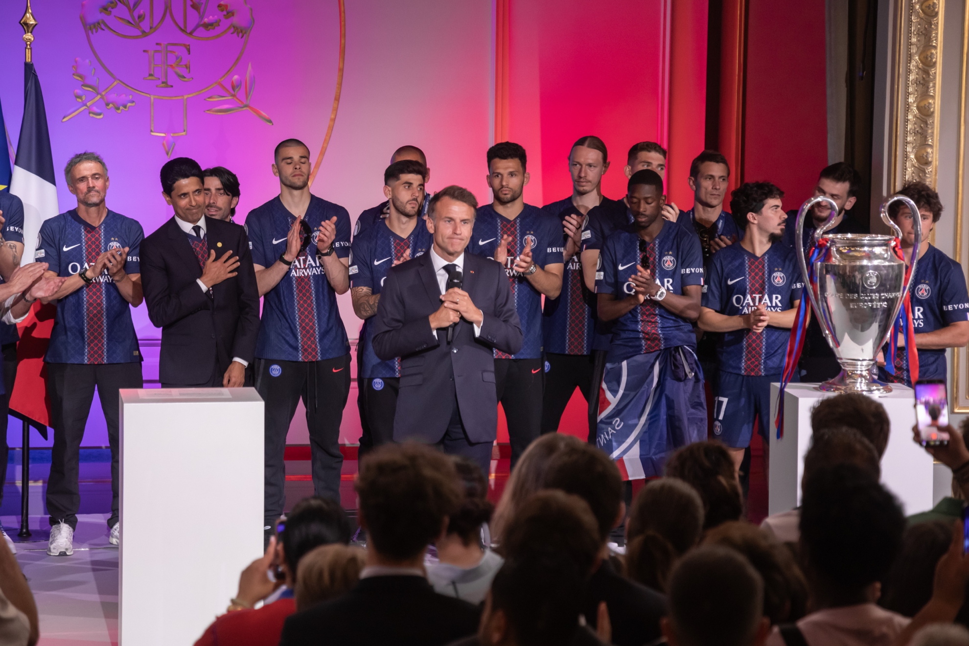 Macron, junto a la plantilla del PSG. EFE.