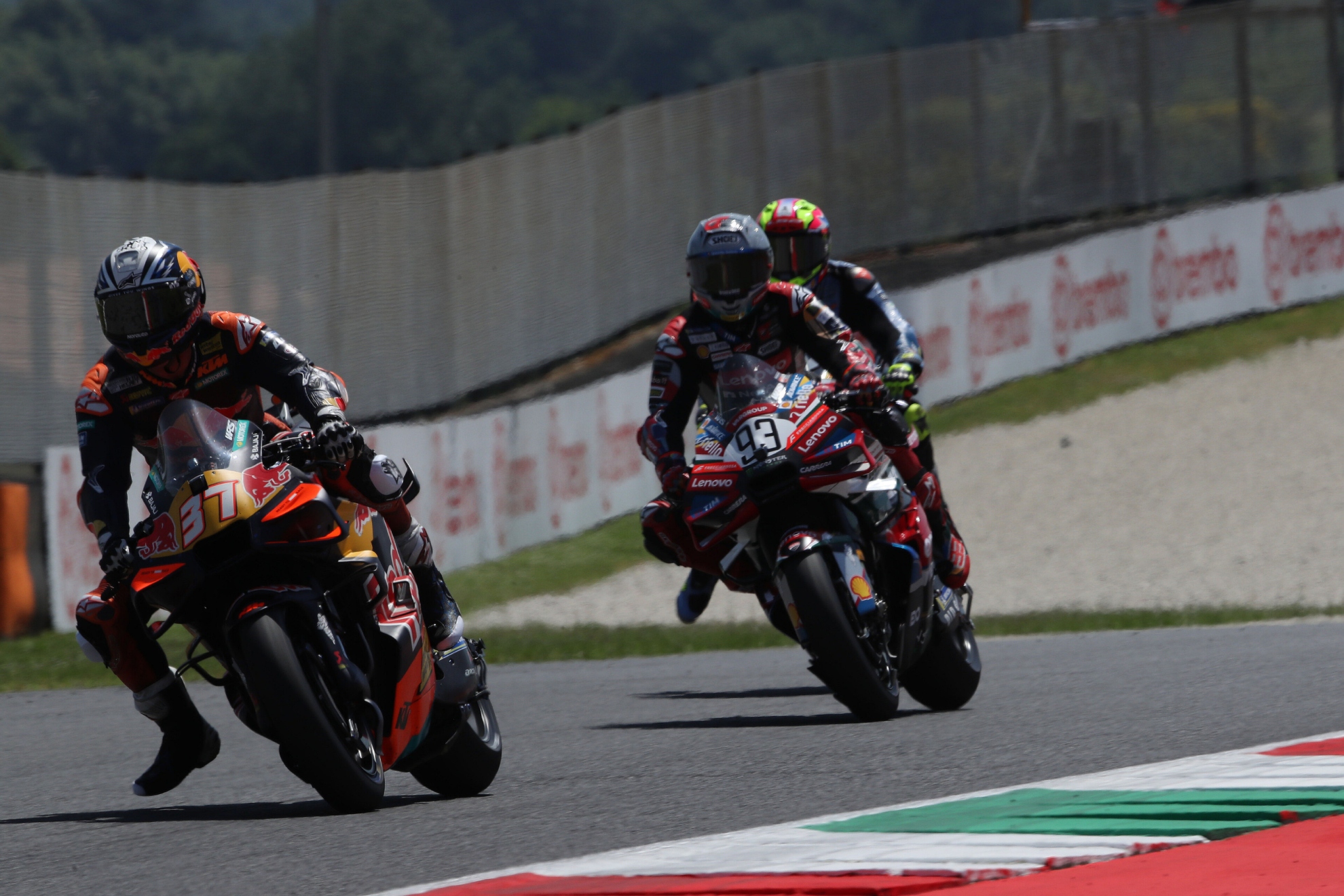 Acosta, delante de Marc Márquez. RED BULL