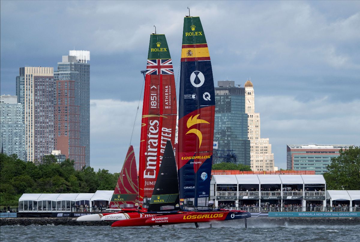 El equipo español de SailGp junto al británico en Nueva York.