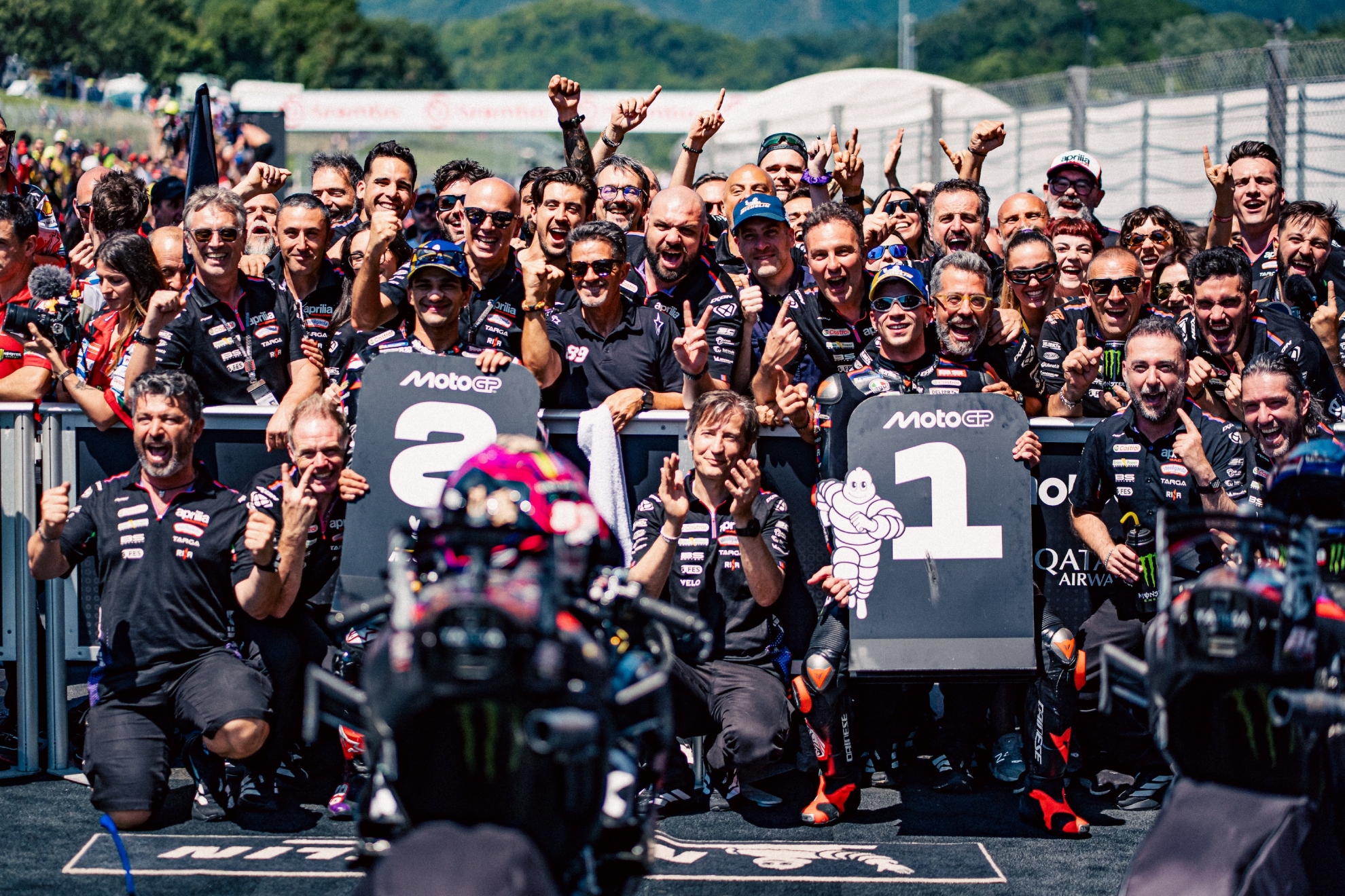 Martín and Bezzecchi, with the Aprilia staff in the parc ferme.