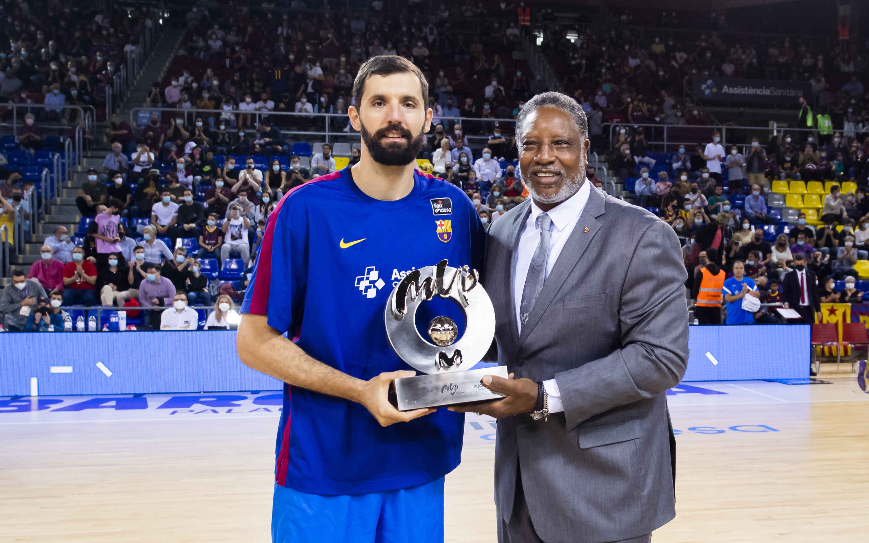 Mirotic, con el MVP de la campaña 21/22 con el Barça.