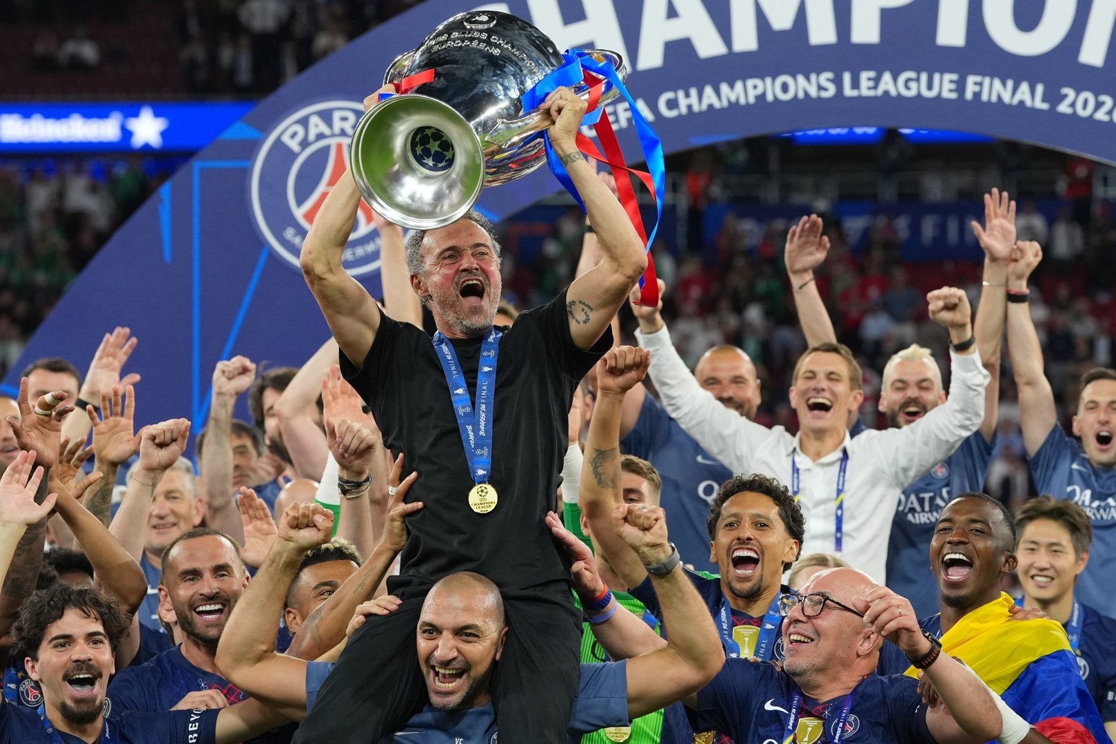 Luis Enrique levantando su segunda Champions consecutiva con el PSG