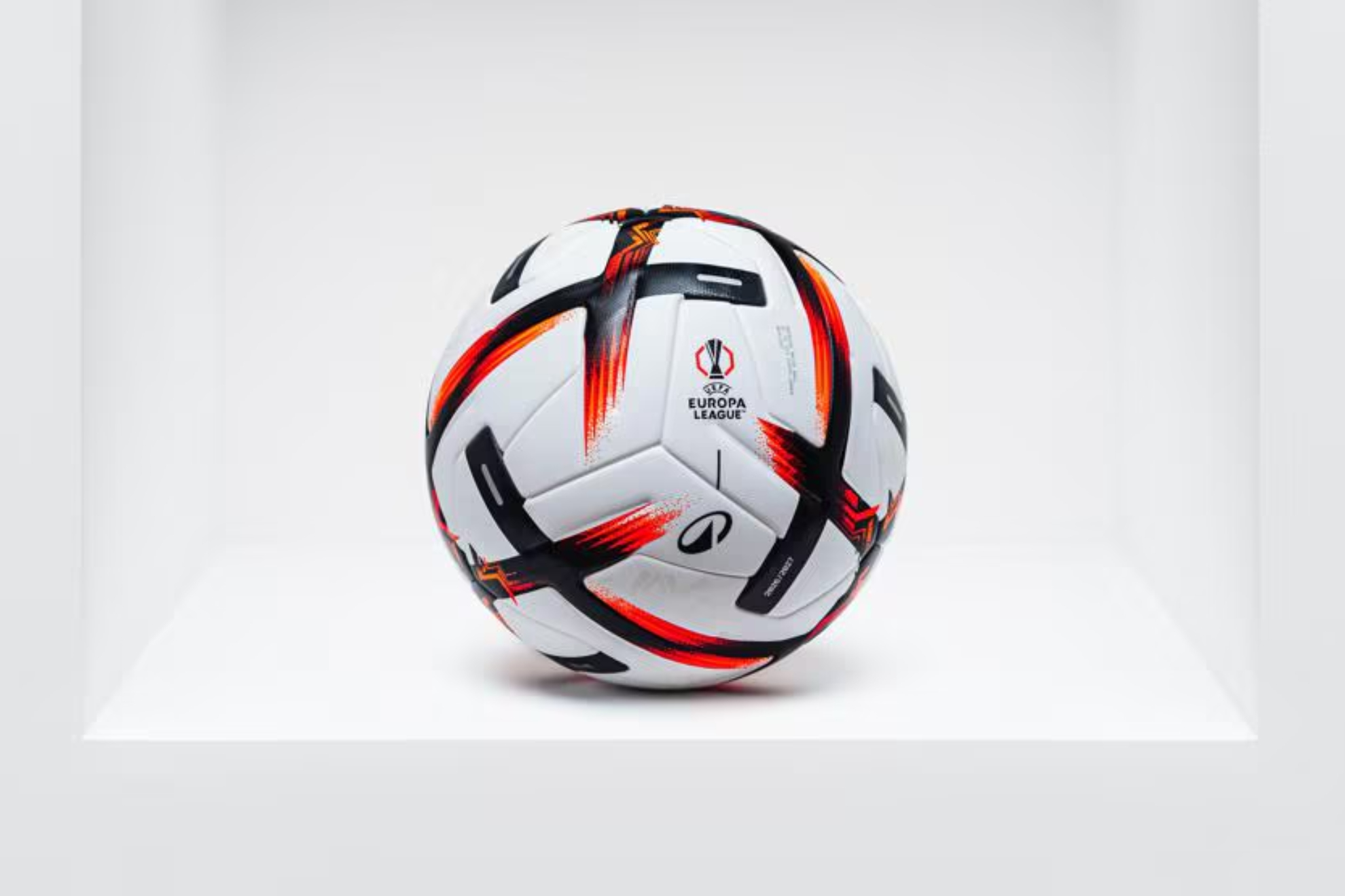 El nuevo balón de la Europa y Conference League para la 2026-27 UEFA