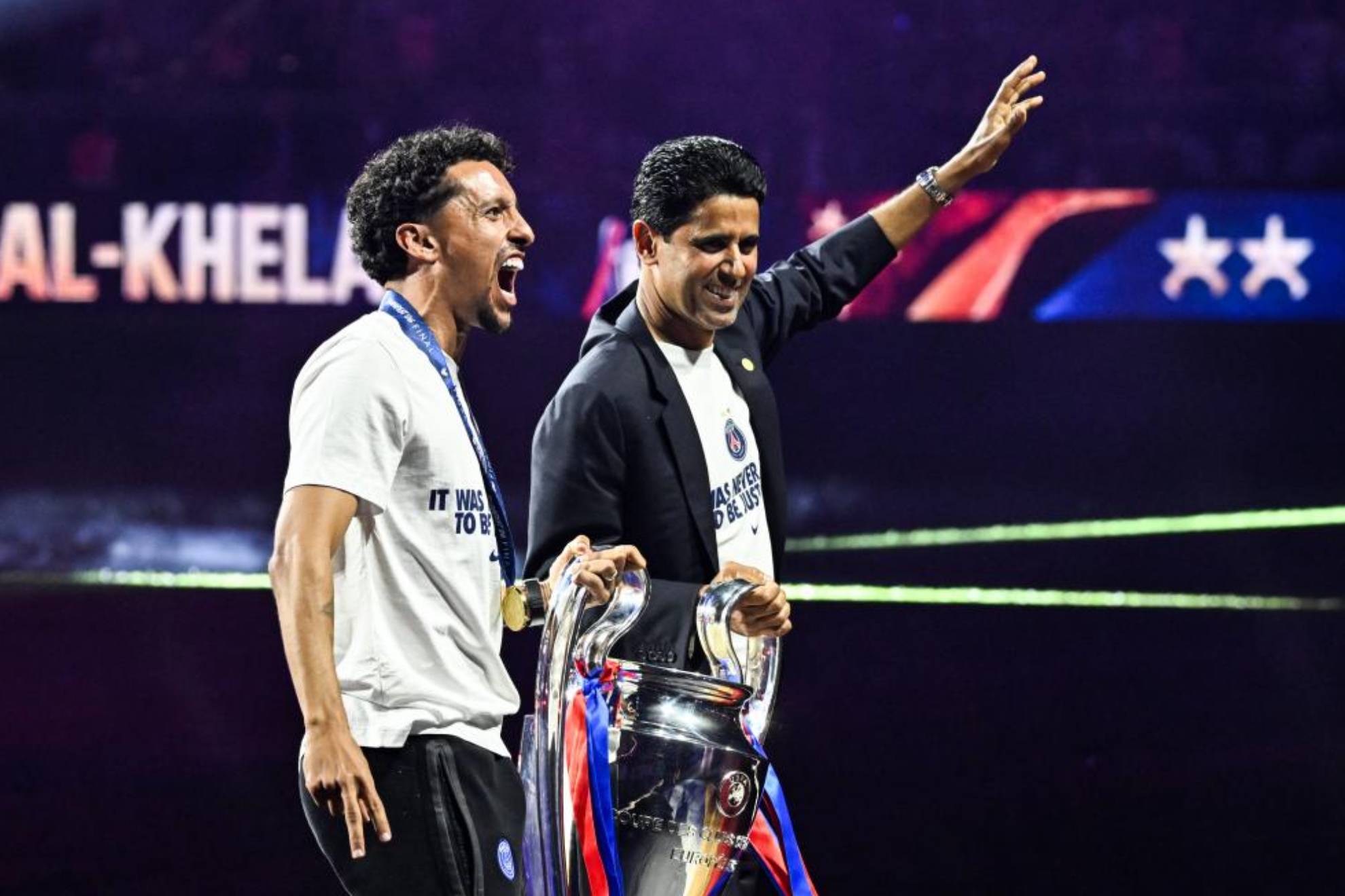 Al Khelaifi, ovacionado junto a Marquinhos en la fiesta en el Parque de los Príncipes. AP