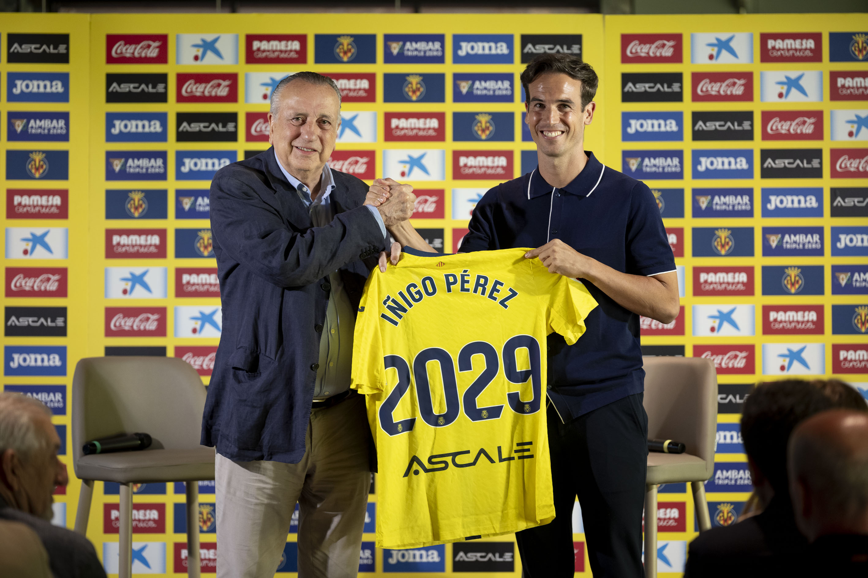 Íñigo Pérez en su presentación con el VIllarreal.