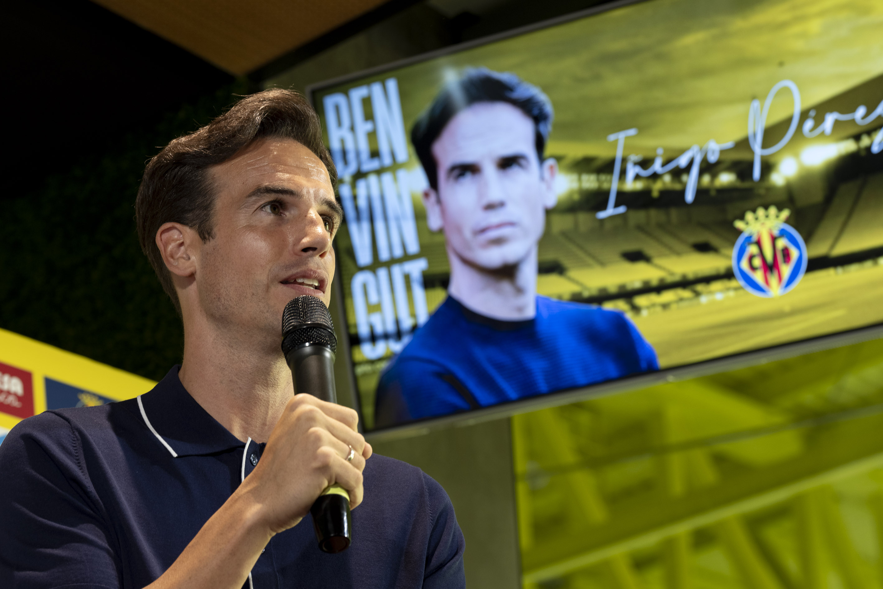 Íñigo Pérez hablando durante su presentación como técnico del Villarreal.