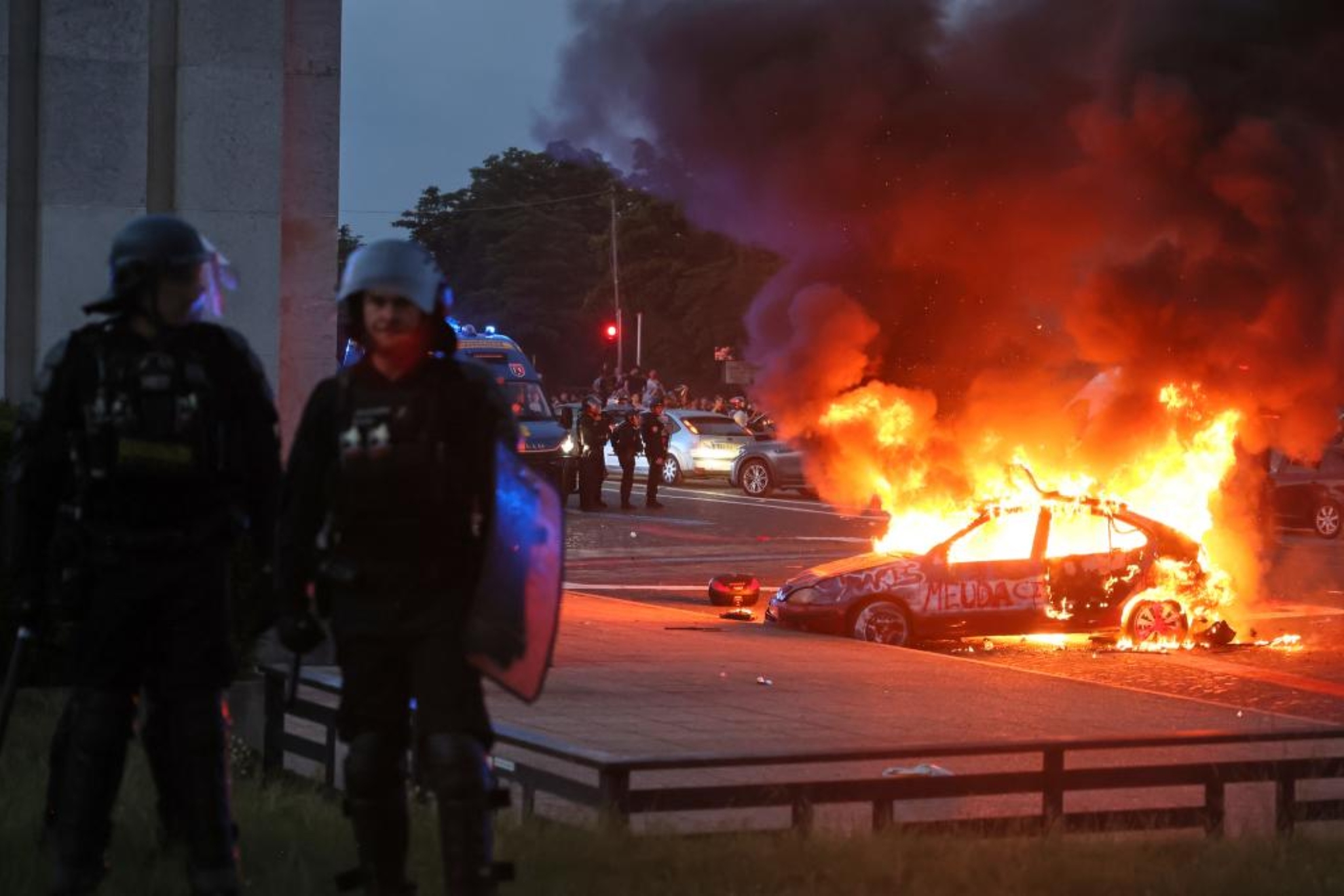 Un coche ardiendo durante la celebración de la afición del PSG por el título de la Champions.