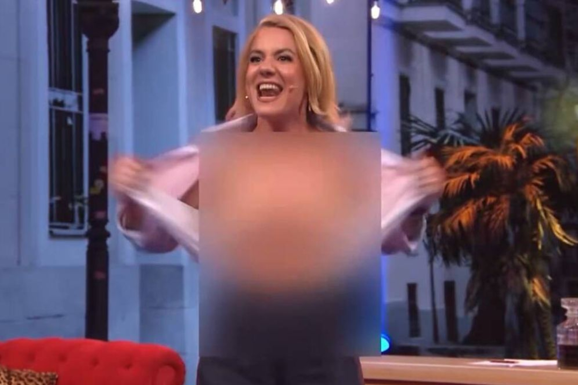 Henar se quita la ropa.