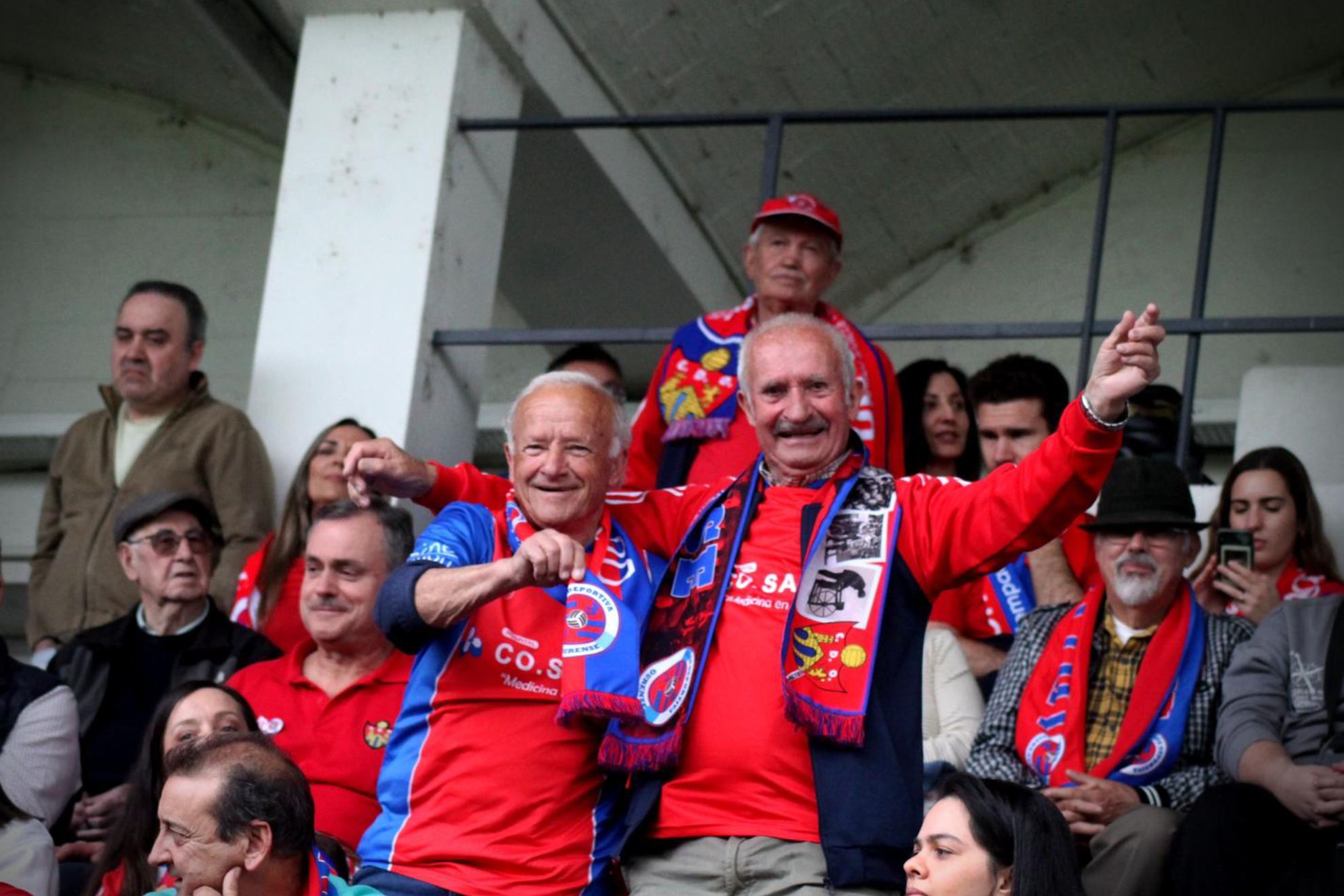 Dos octogenarios se meten la paliza en bus, salen del estadio llorando y se enteran del ascenso de su equipo fuera de él