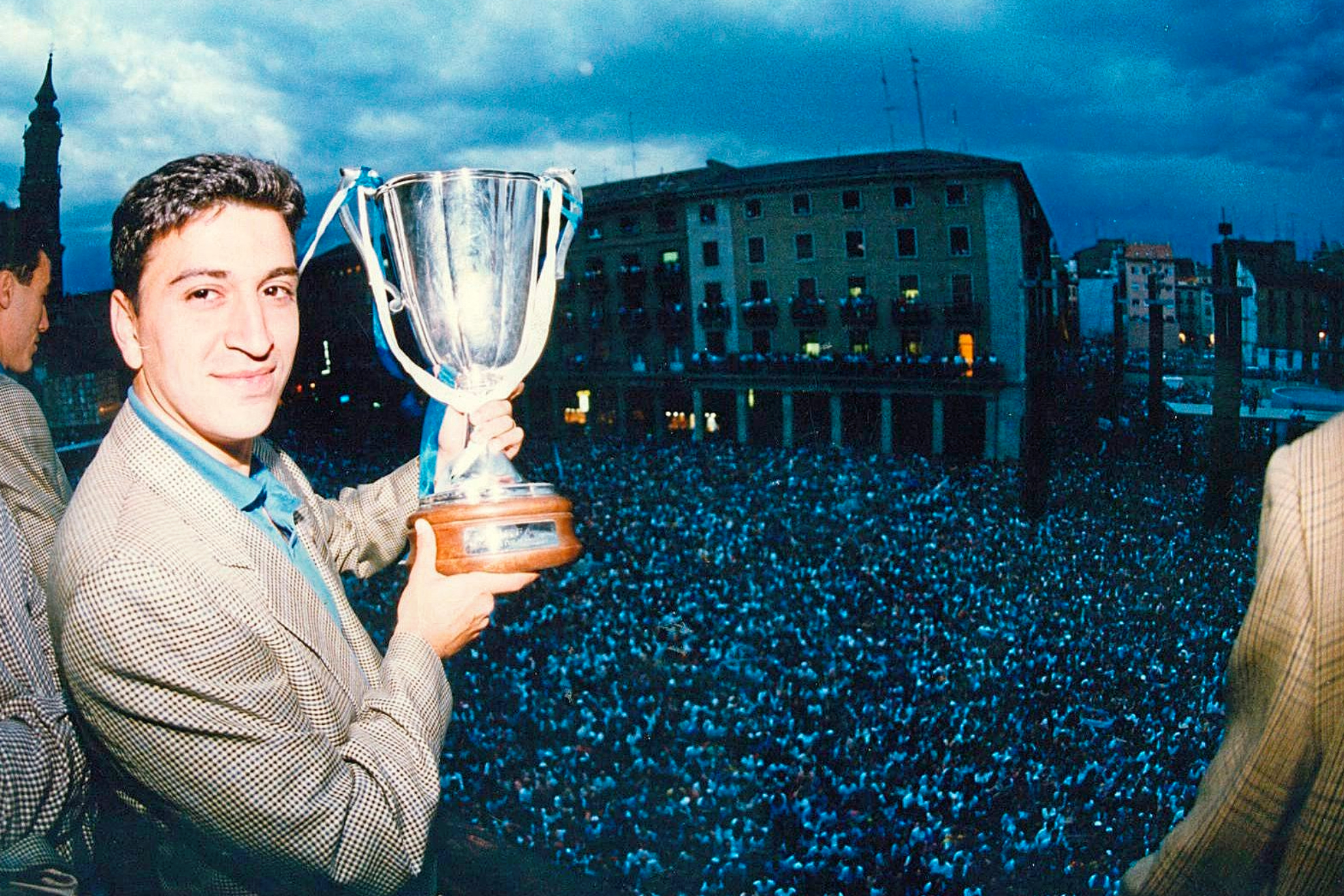 Nayim, héroe de la Recopa, con el trofeo en Zaragoza. MARCA