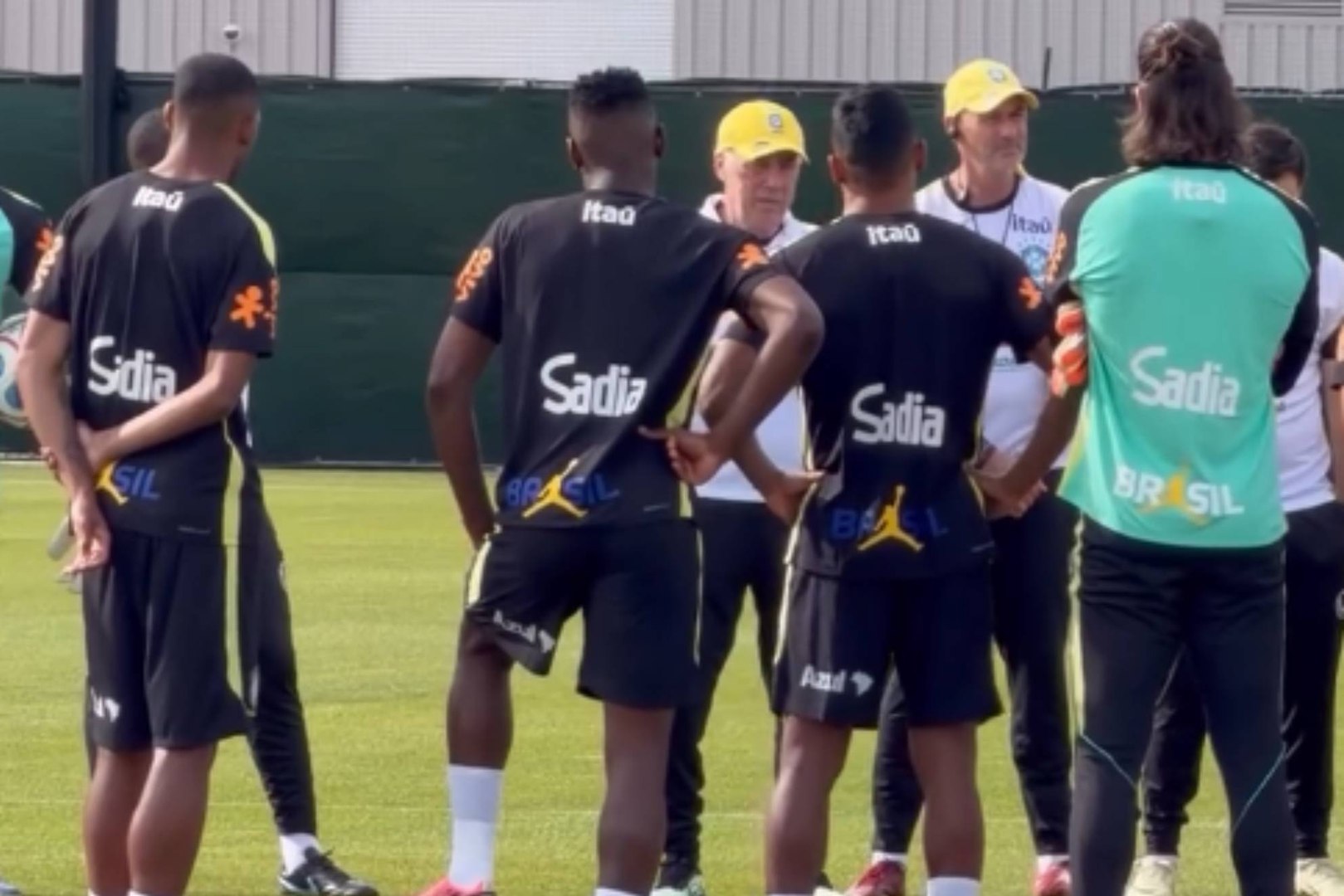 La selección de Brasil se entrenó por primera vez en Estados Unidos para preparar la disputa del Mundial 2026. Carlos Ancelotti les dio su primera charla a sus pupilos de la 'canarinha' sobre el césped del Columbia Park de los New York Red Bulls.