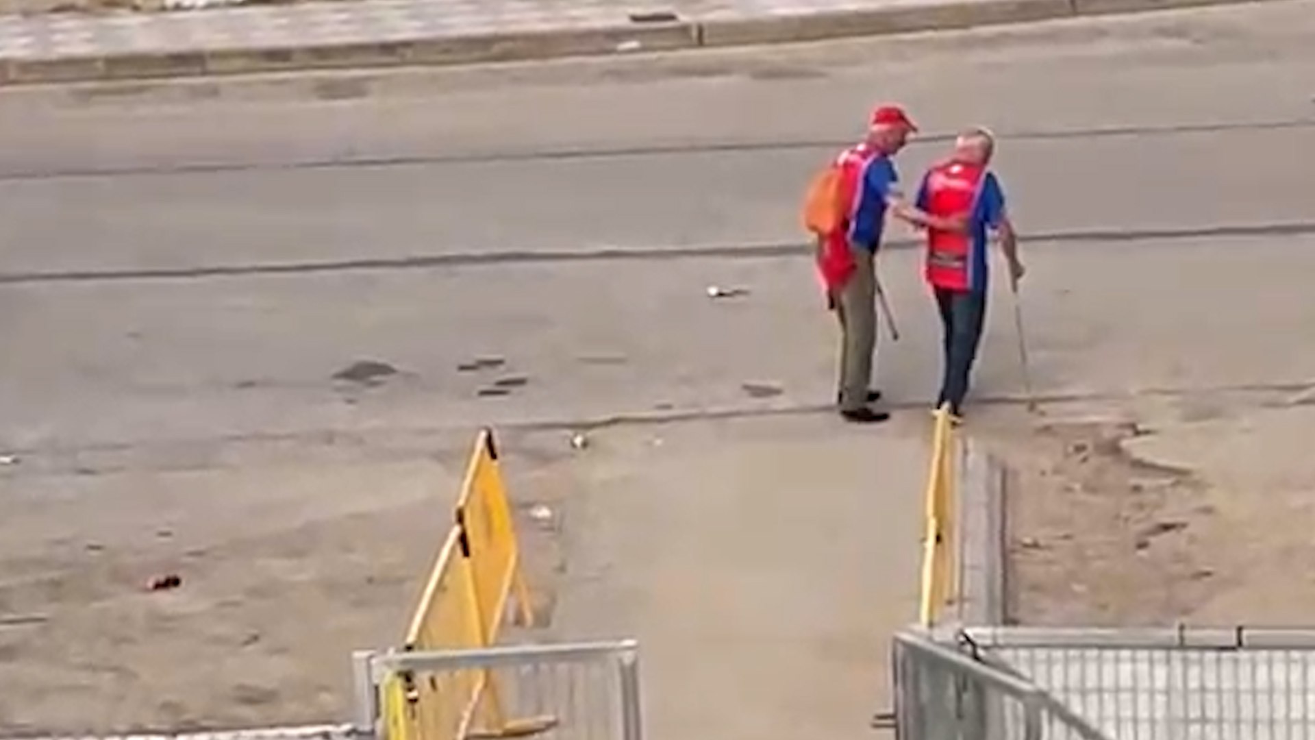 Salen del campo por un ataque de ansiedad y así se enteran del ascenso de su equipo