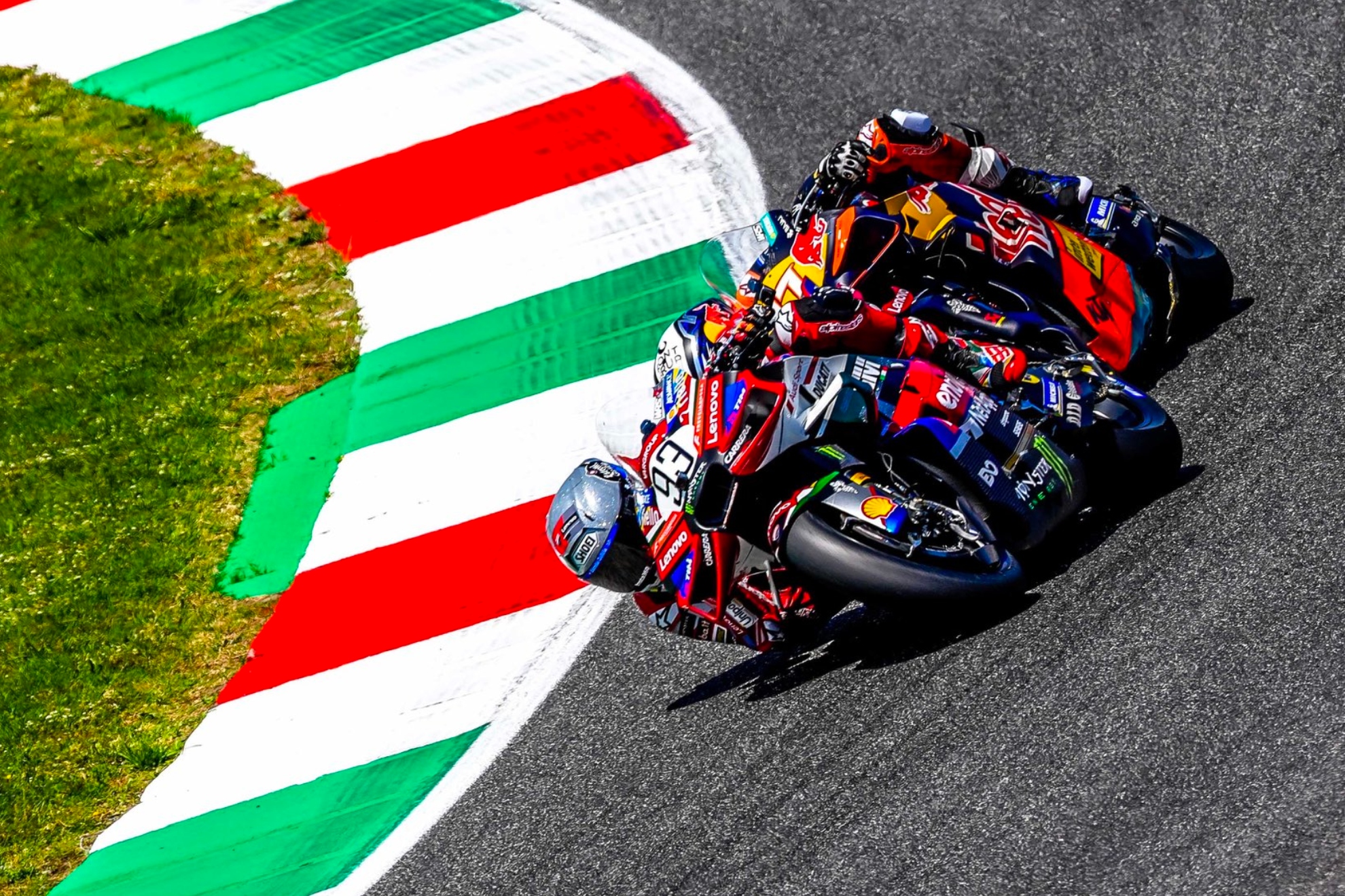 Marc Márquez, delante de Acosta en Mugello. DUCATI