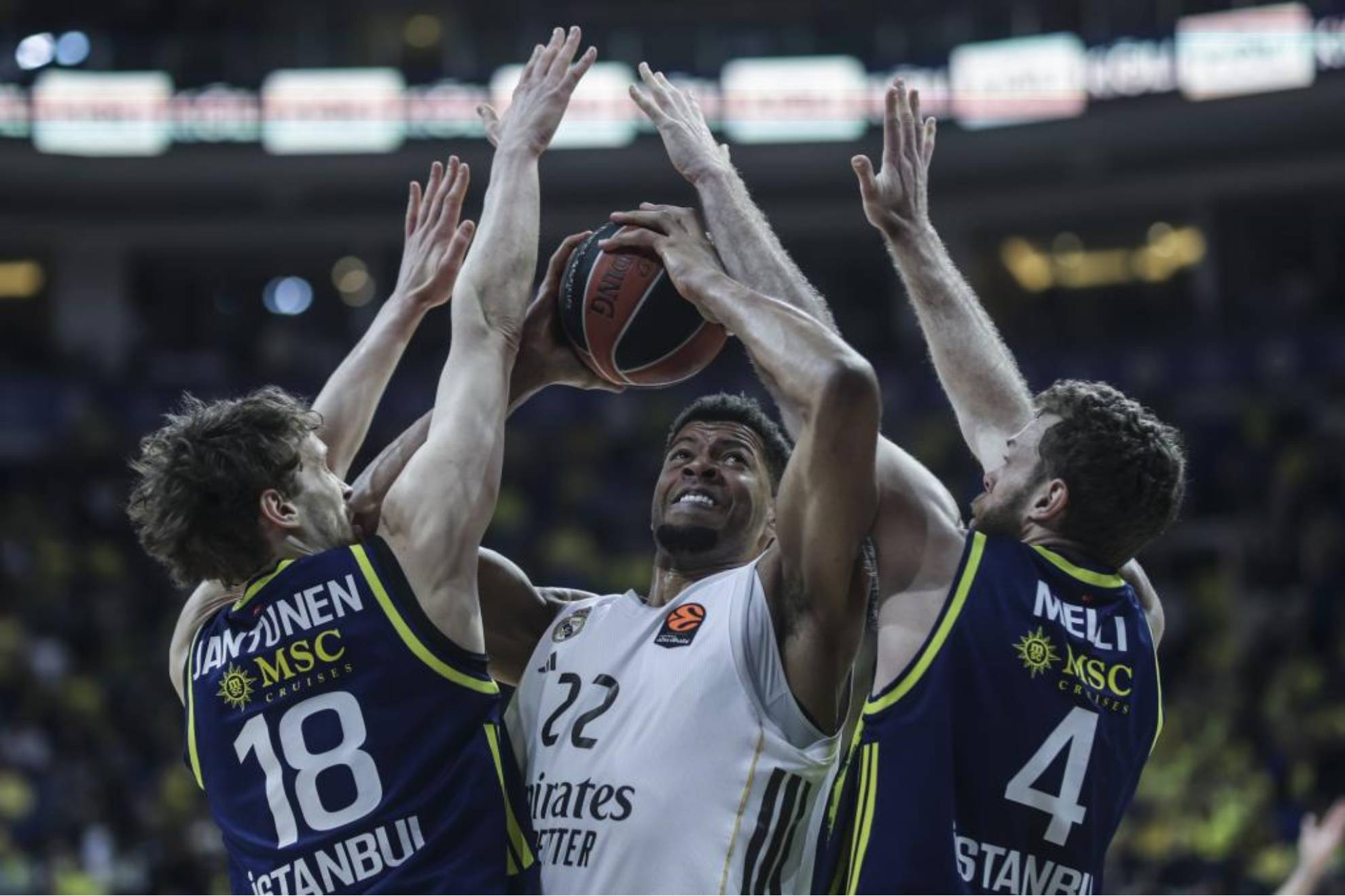 Walter Tavares intenta anotar en un partido ante el Fenerbahce. EFE