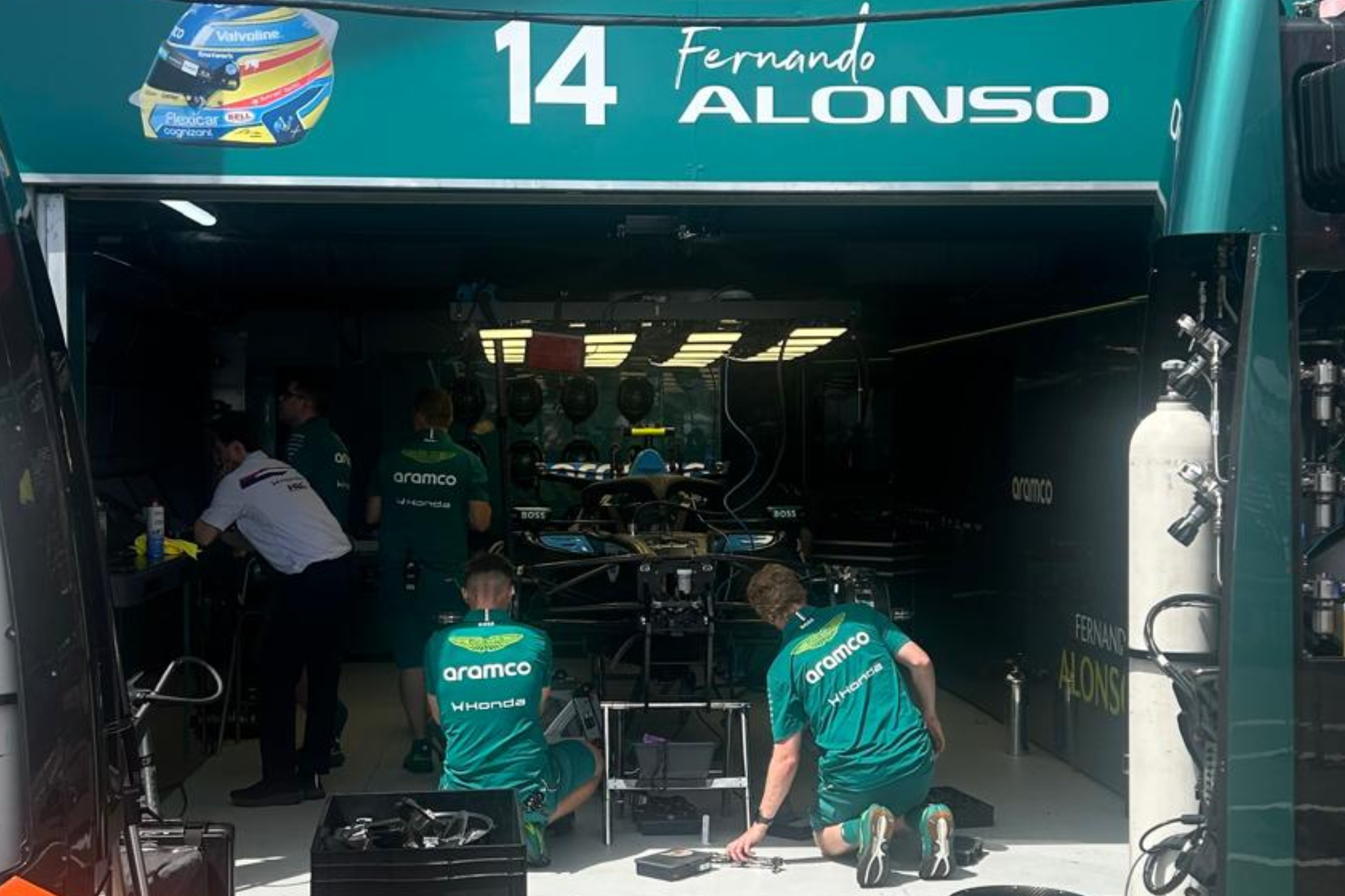 Trabajo en el vestuario de Alonso en Mónaco.