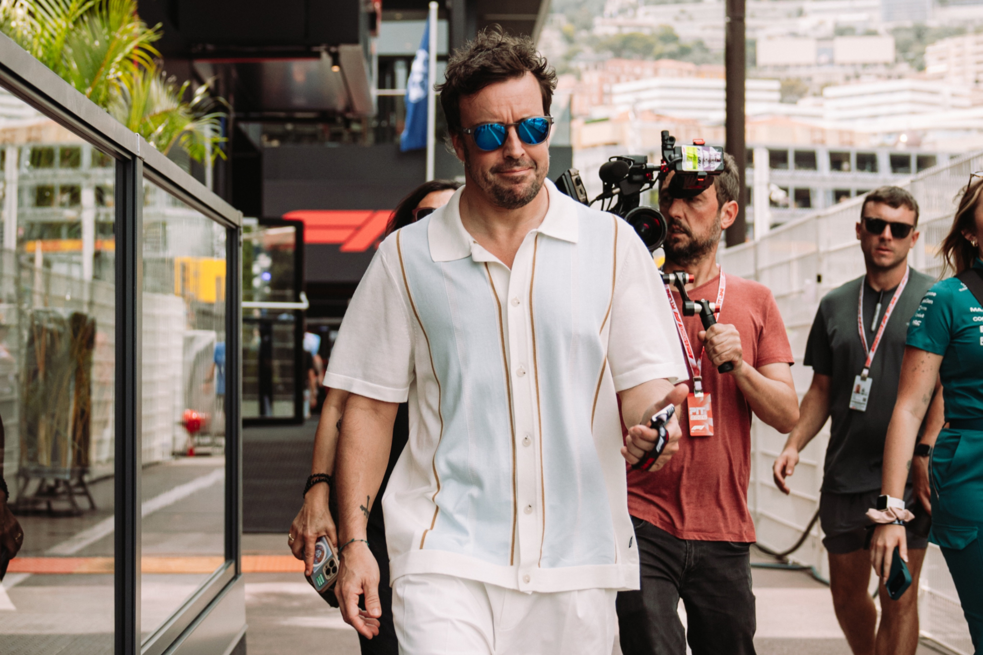 Alonso, en la entrada del paddock de Mónaco.