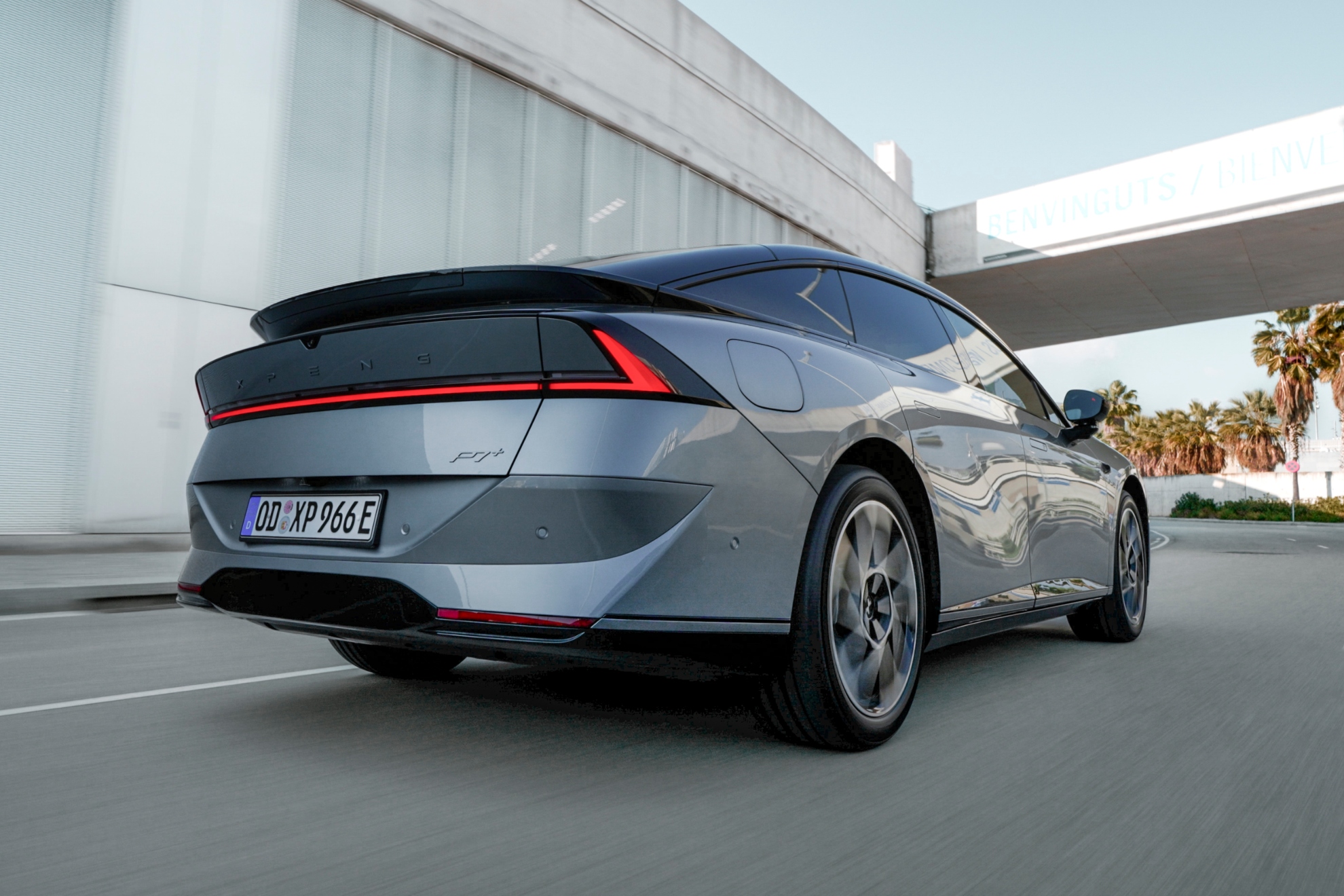 La berlina china que quiere desafiar a Tesla: carga en 12 minutos y ...