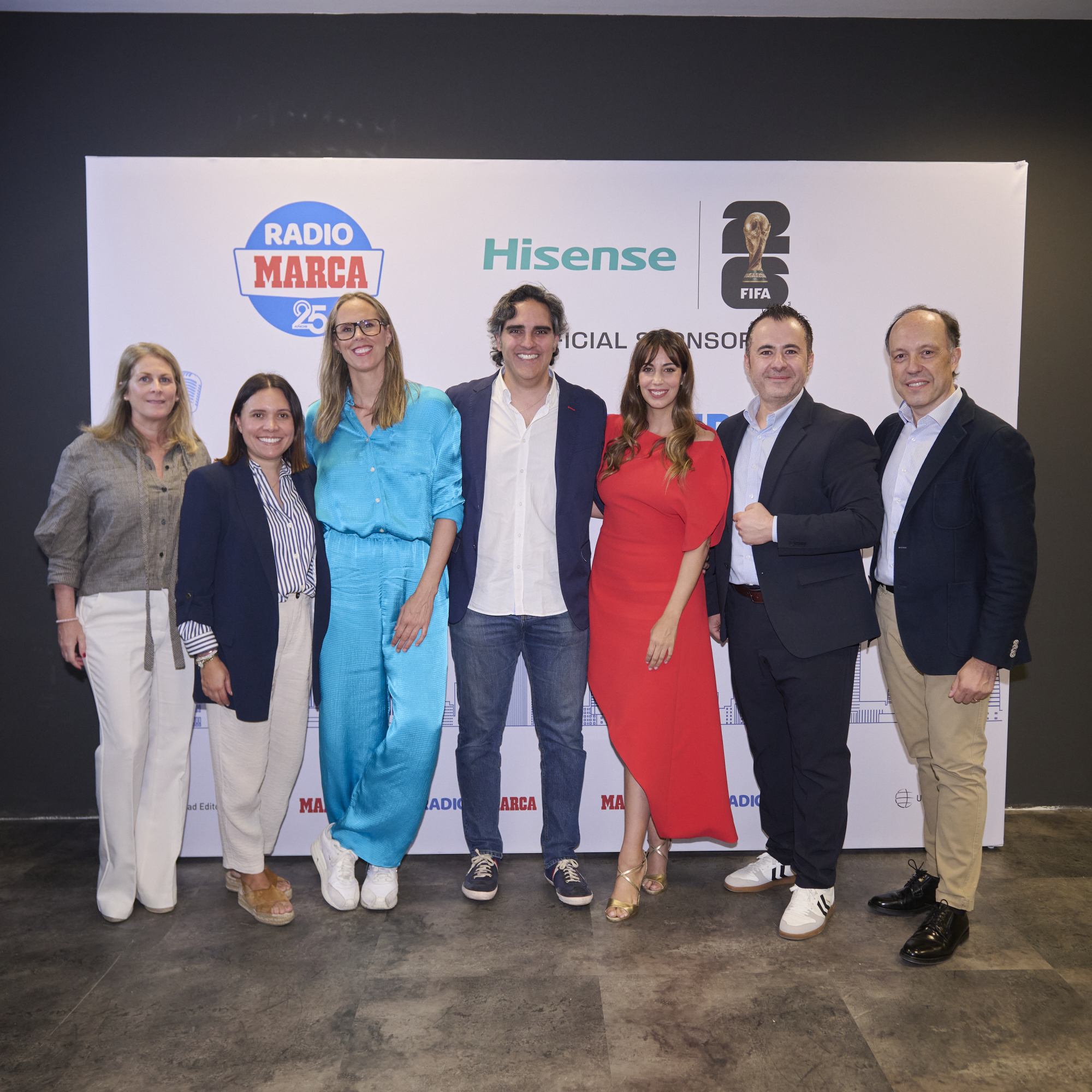 Las premiadas Amaya Valdemoro y Almudena Cid con Rafa Sahuquillo y el equipo de Hisense