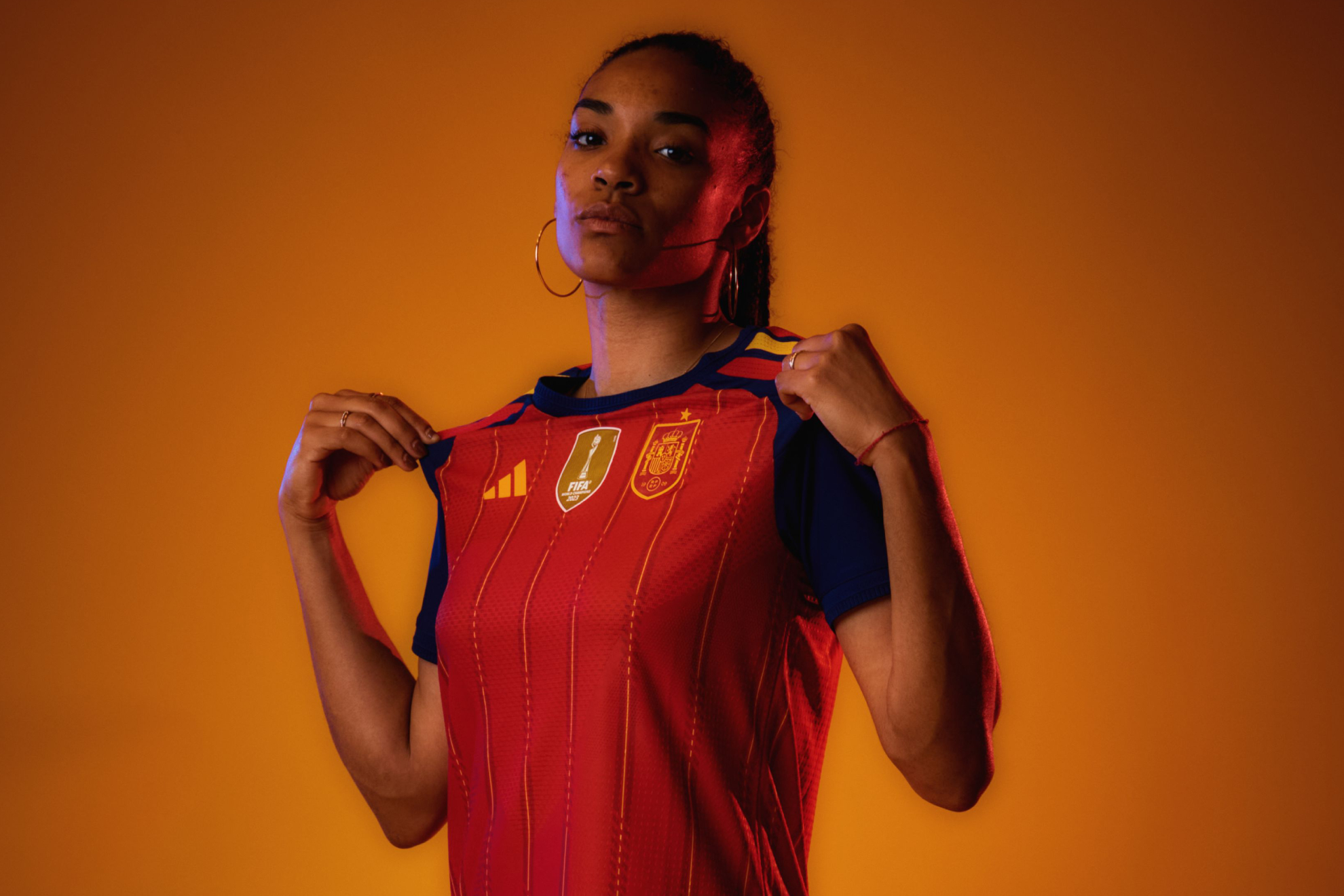 Salma Paralluelo posa con la camiseta de la selección española RFEF