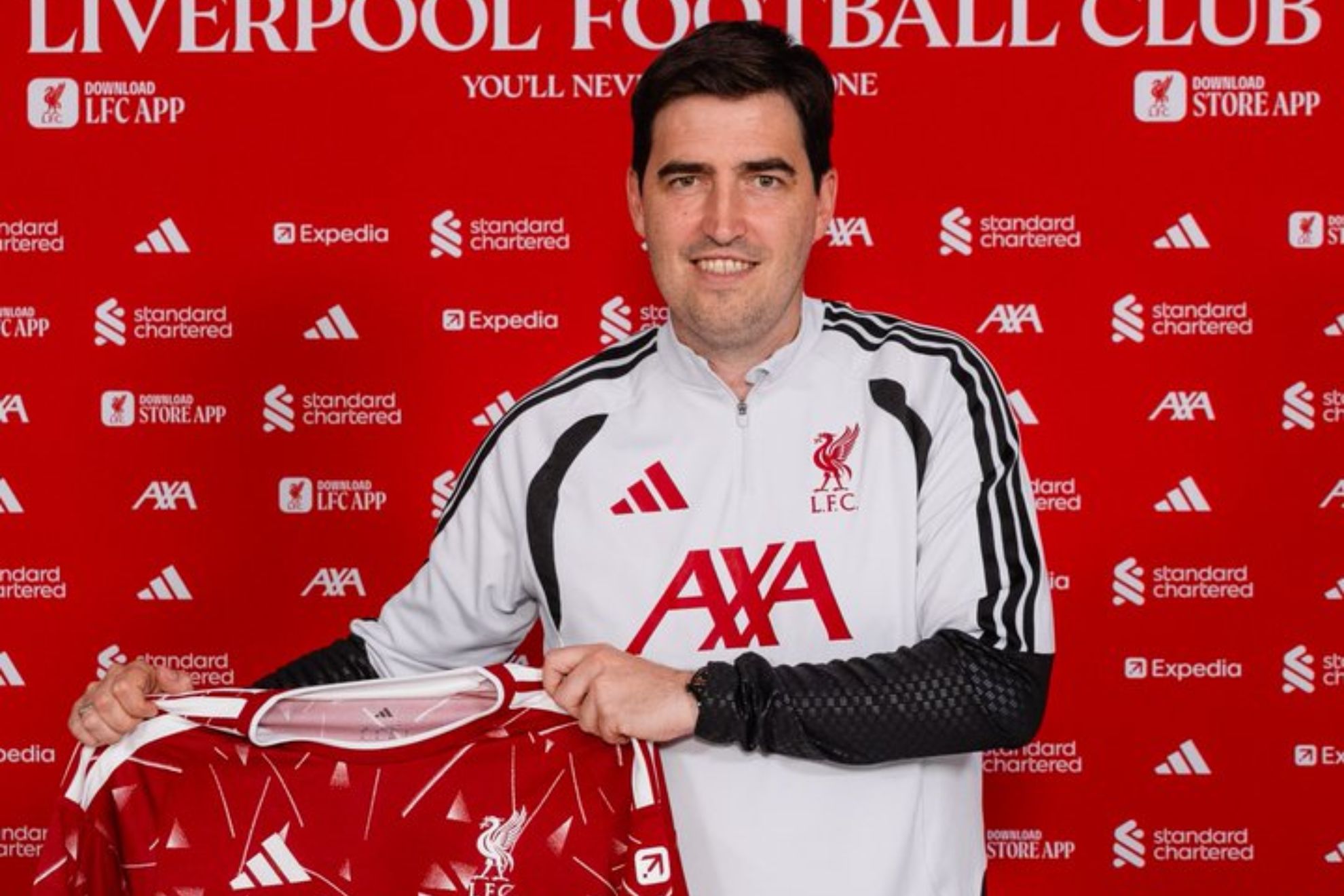 Iraola posa con la camiseta del Liverpool