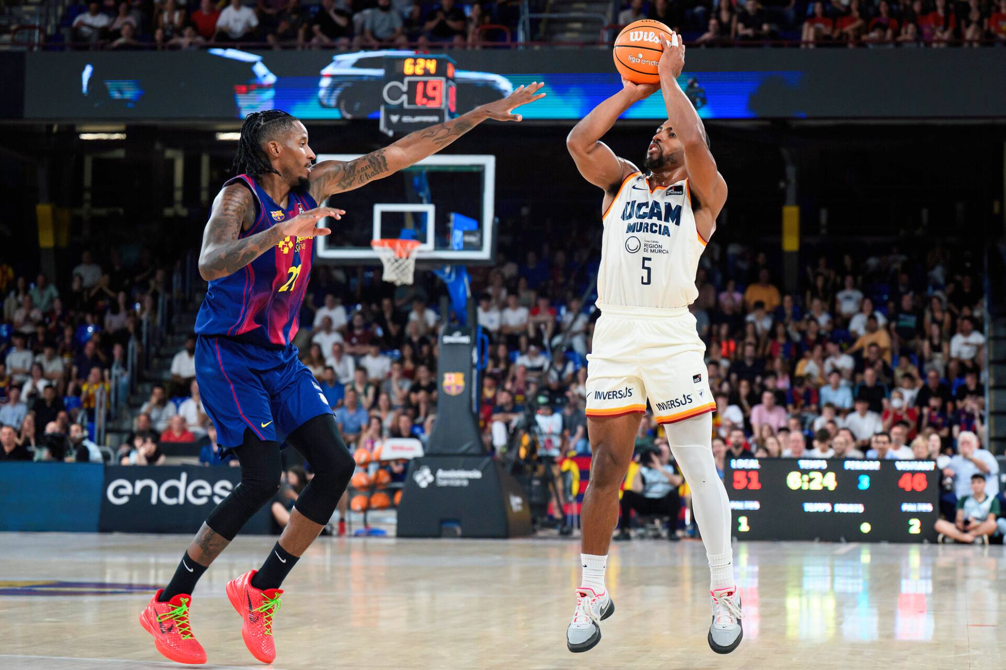 David DeJulius lanza un triple en presencia de Will Clyburn.
