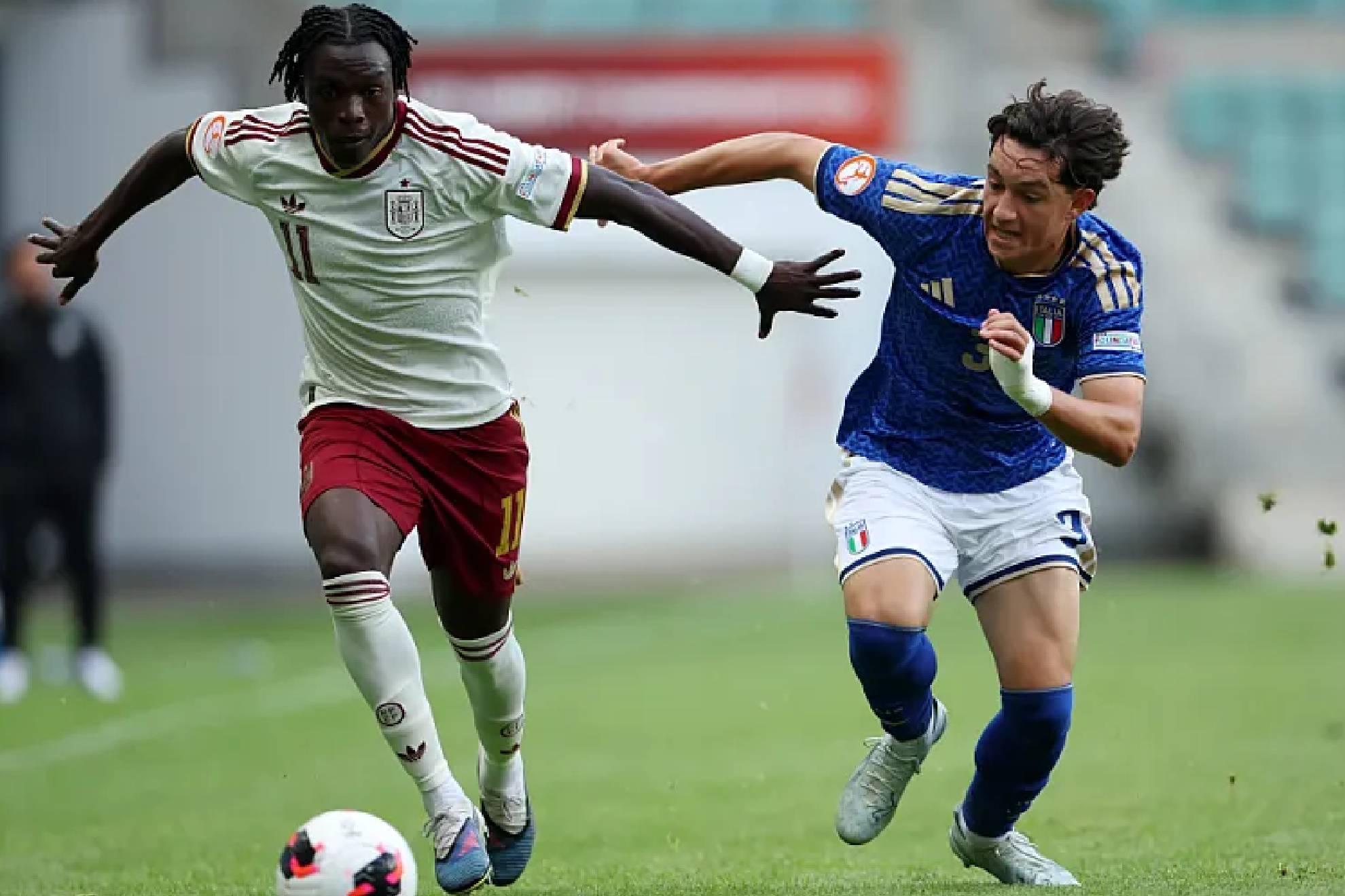 Abdou Kemo y Albini pelean un balón en el Italia 1(4)-(2) 1 España de las 'semis' del Europeo sub 17