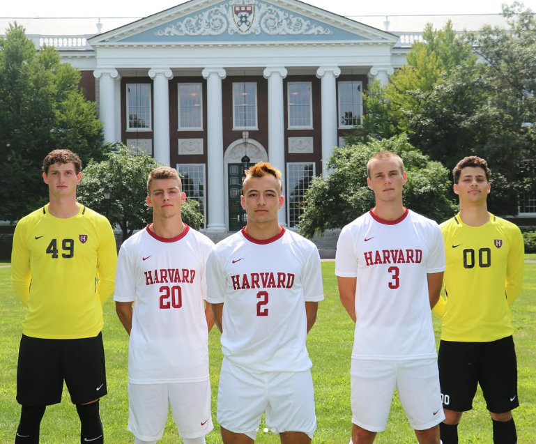Matt Freese, a la izquierda, posa junto a sus compañeros de equipo en la Universidad de Harvard,