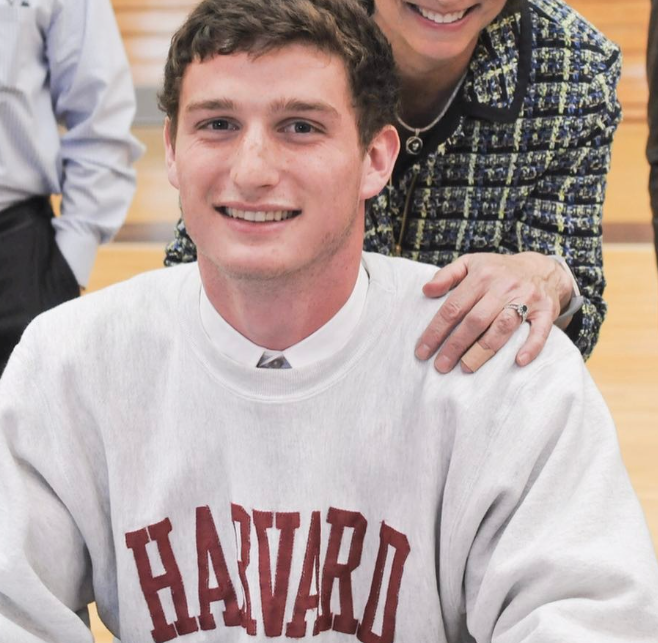 Matt Freese, con una sudadera en la que se lee 'Harvard'.