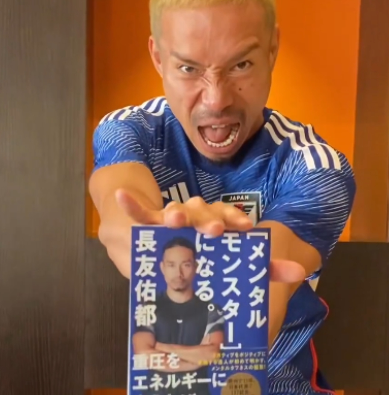 Nagatomo posa con su libro.