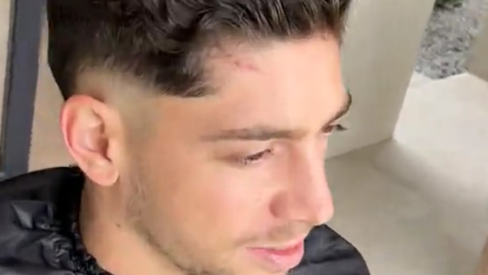 La barbería donde se recortó el pelo subió un vídeo donde se ve la marca que le queda tras el incidente interno del vestuario.