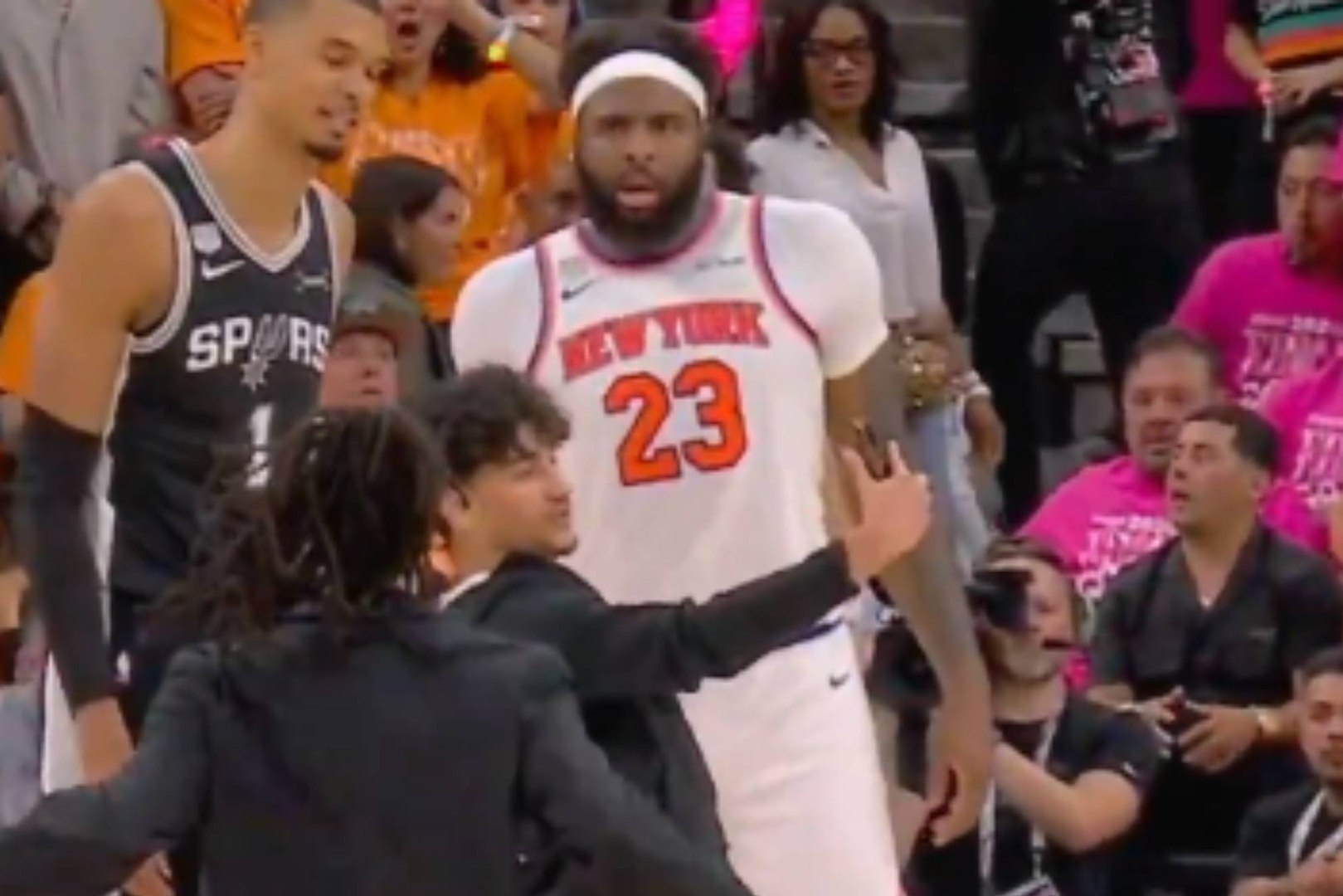 Un aficionado saltó a la pista en San Antonio interrumpiendo el primer partido de las Finales de la NBA para intentar hacerse un selfie con Wembanyama.