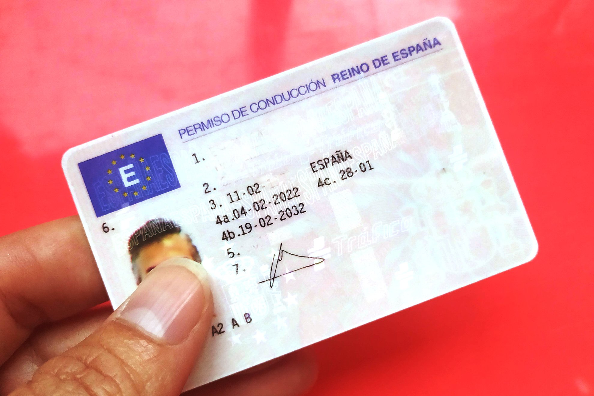 Al volante, es obligatorio llevar el carné de forma física o en el móvil.