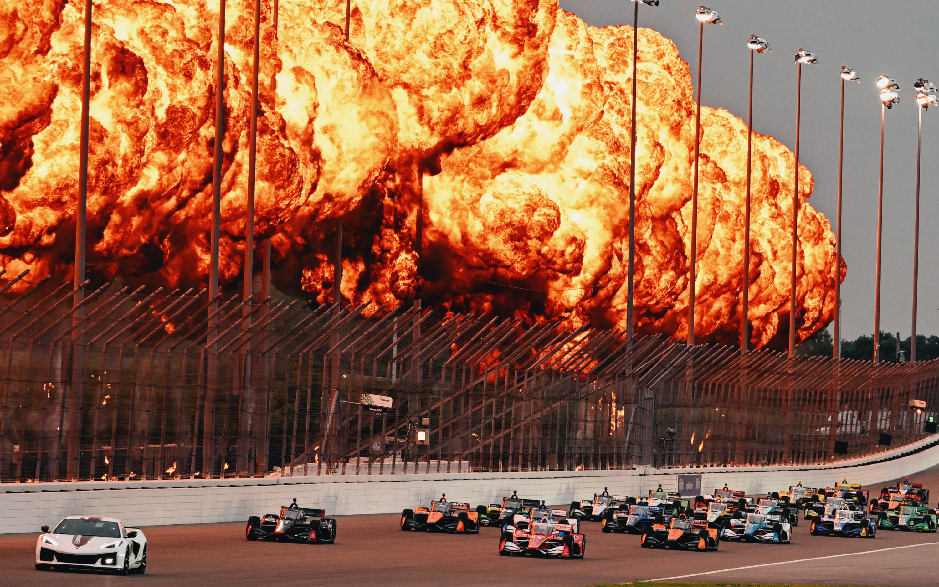 El GP de St. Louis y su espectacular arranque con las explosiones en la recta de atrás. IndyCar