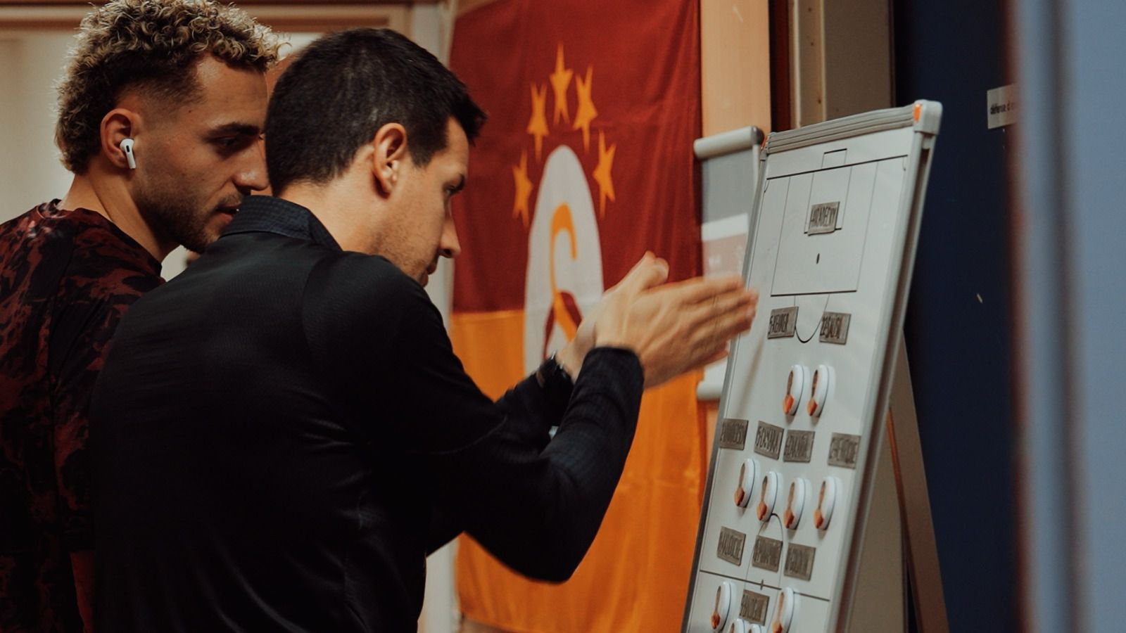 Ismael García, dando indicaciones a Barış Alper Yılmaz.