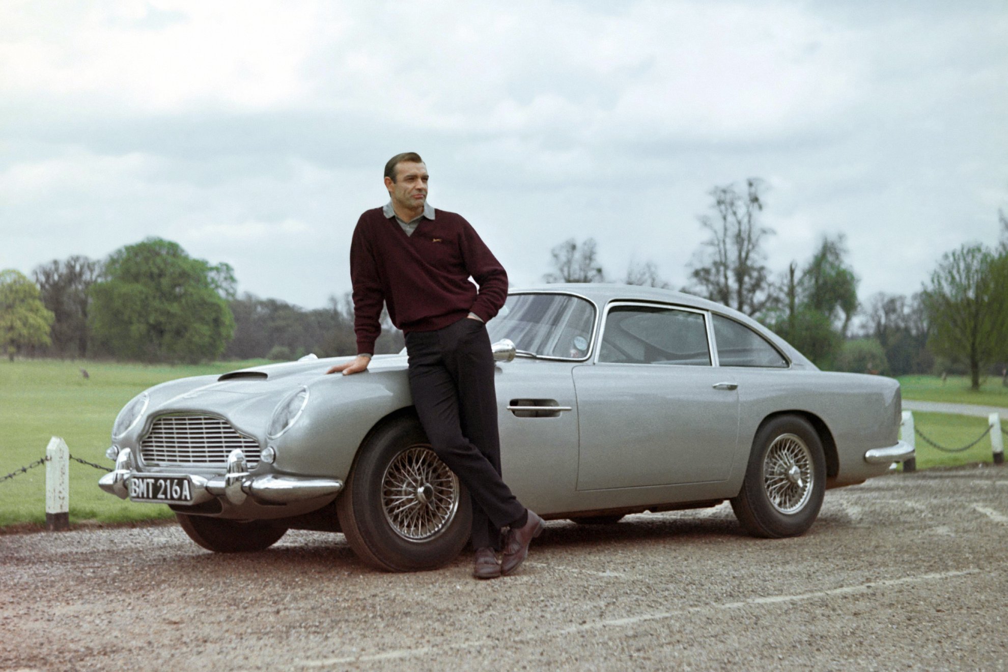 Connery, junto al coche en otra imagen mítica.