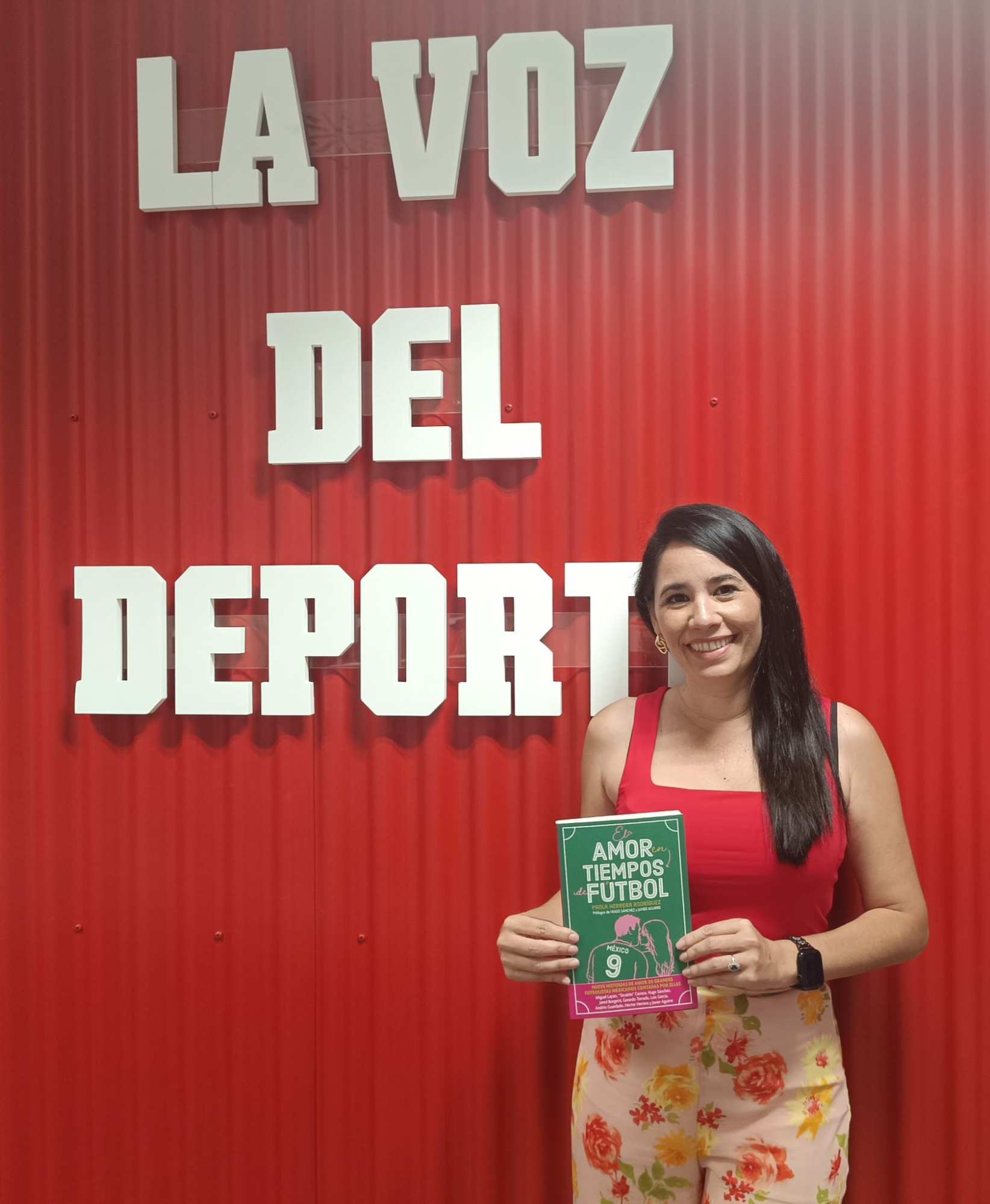 La periodista mexicana Paola Herrera, autora del libro "El amor en tiempos de fútbol"