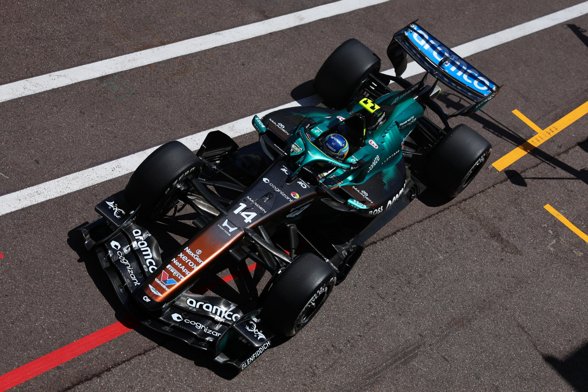 Alonso sale de los boxes. F1