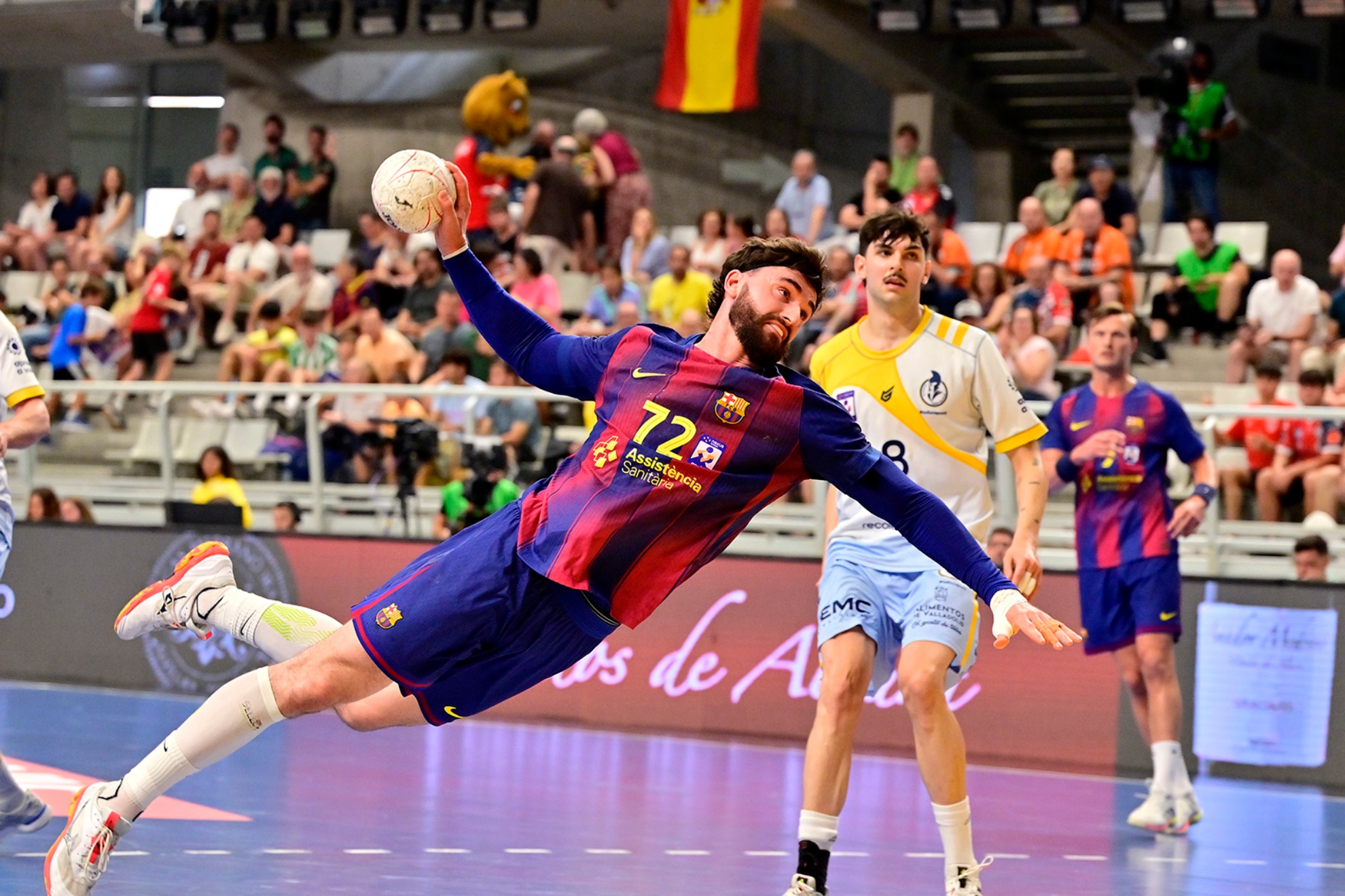 .El pivote francés del Barça, Ludovic Fàbregas lanza ante el Atl. Valladolid.