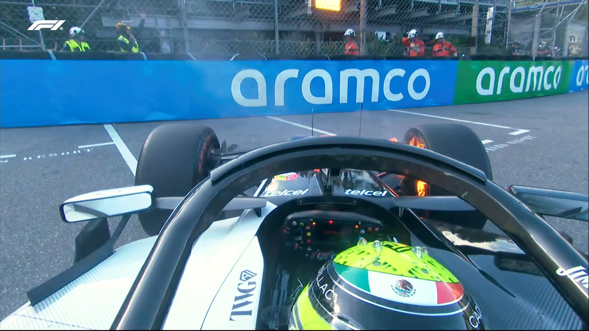 Checo, con su Cadillac incendiado en los Libres 2 Formula1.com