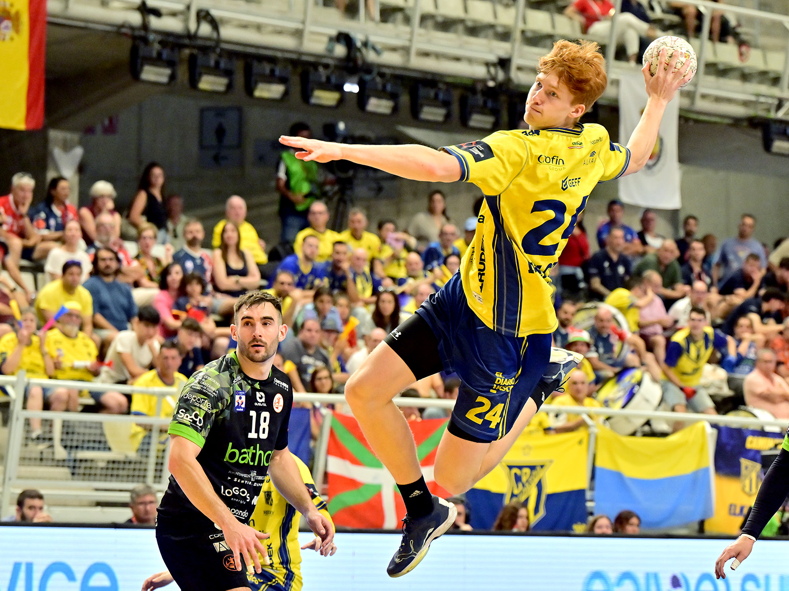 El lateral polaco del Bidasoa Mielczarski lanza ante el Torrelavega.