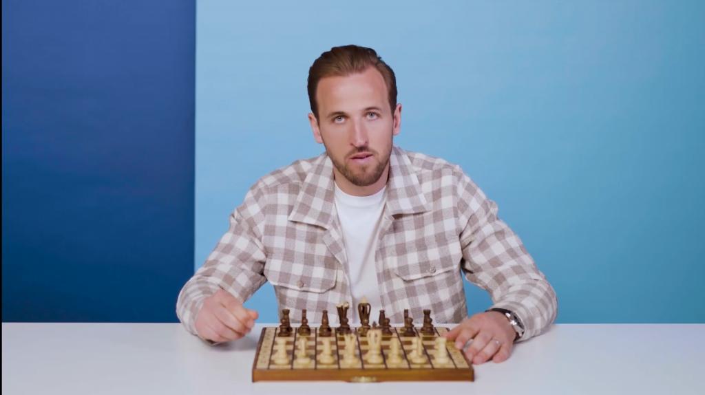 Harry Kane posa con un tablero de ajedrez.