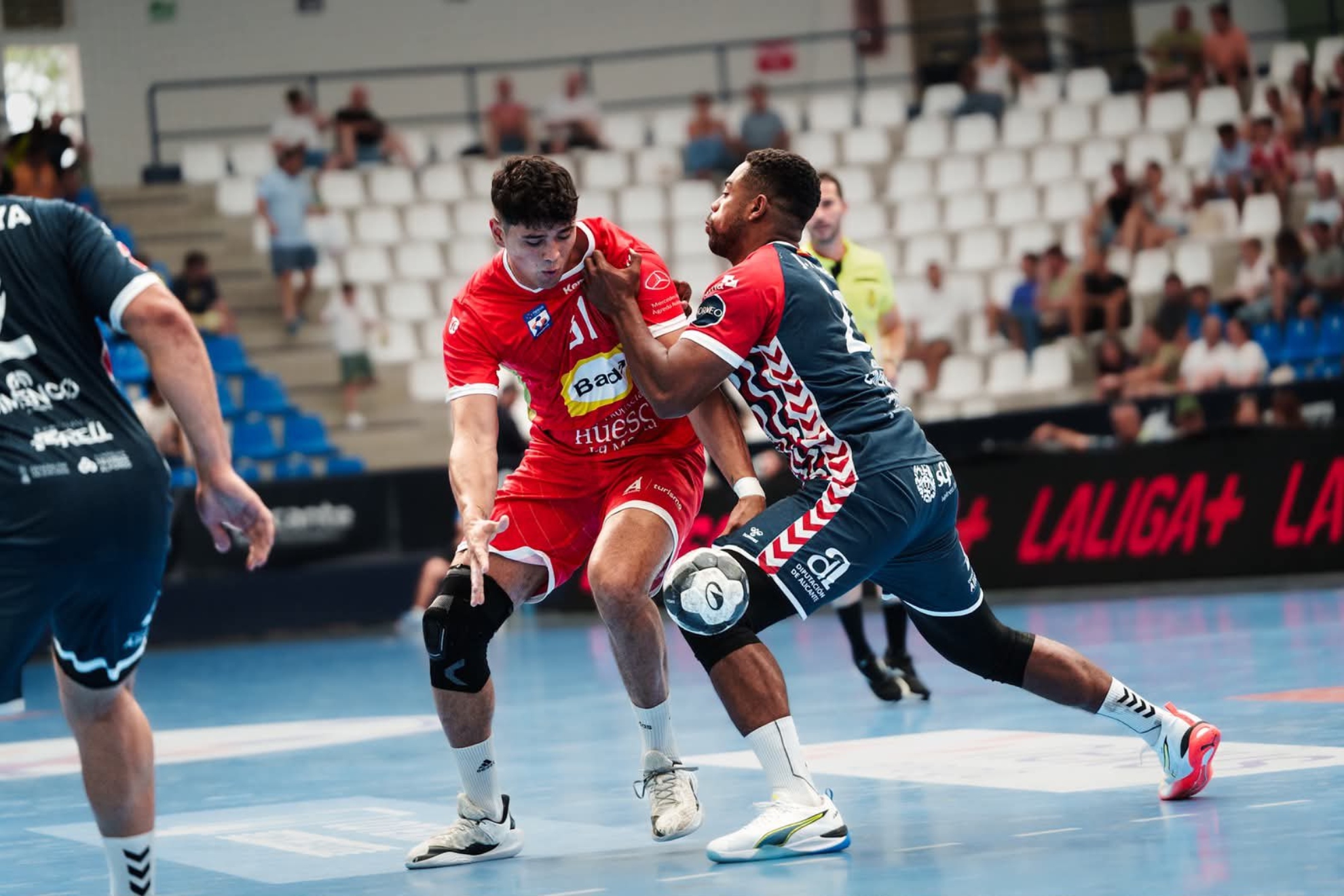 El lateral argentino del Alicante defiende a un rival del Huesca.