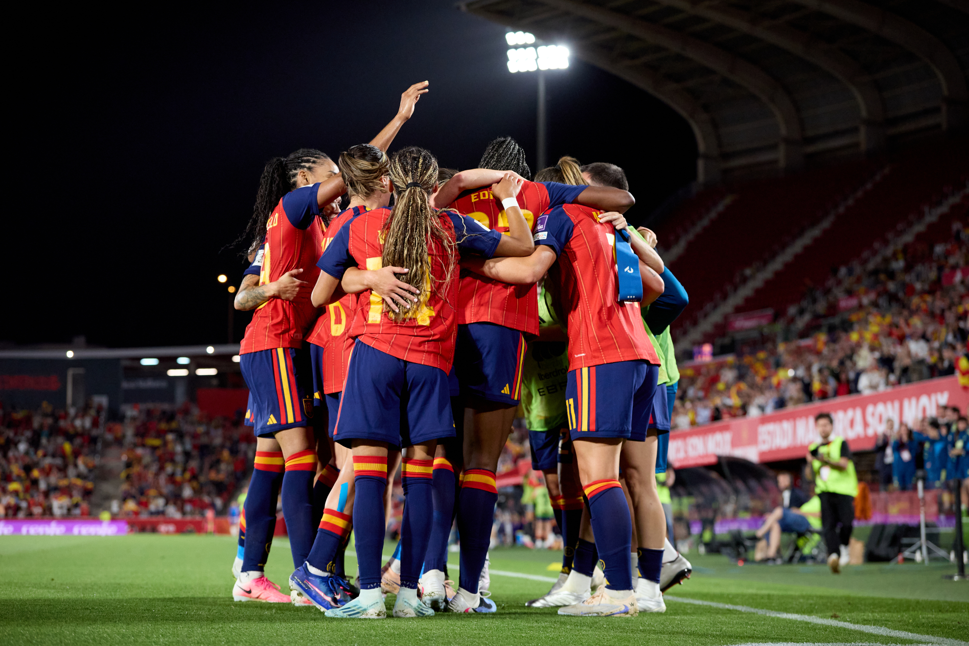 Las jugadoras de la selección española celebran un gol ante Inglaterra en Son Moix RFEF