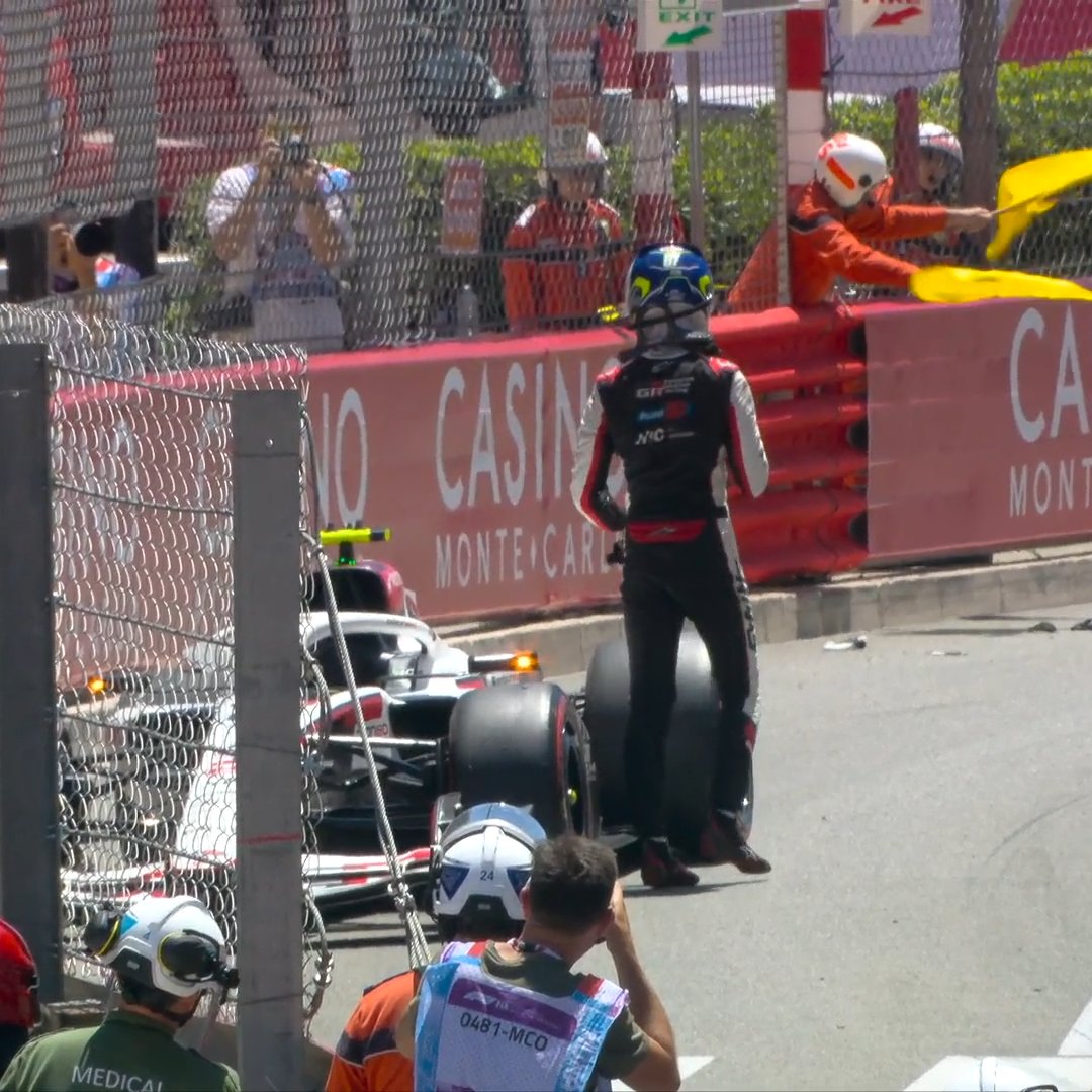 Bearman se baja del coche, tras pegarse con la barrera. F1.com