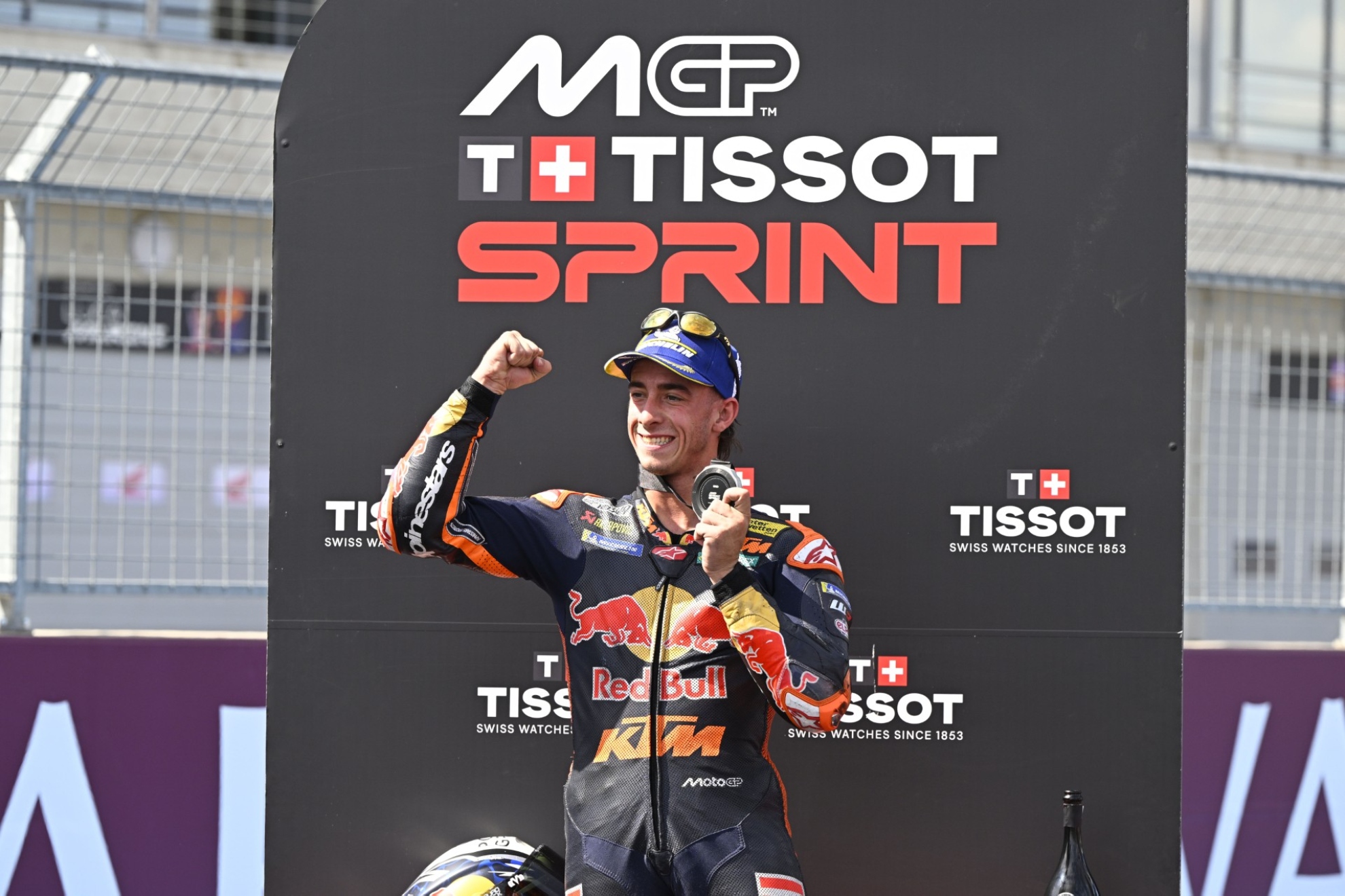 Acosta, con su medalla. RED BULL