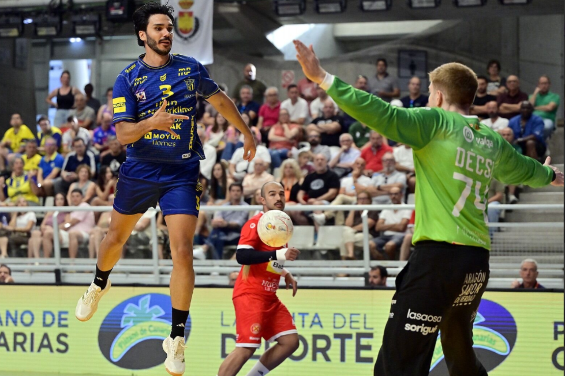 .El extremo del Bidasoa Xavi Túa lanza ante el Huesca.